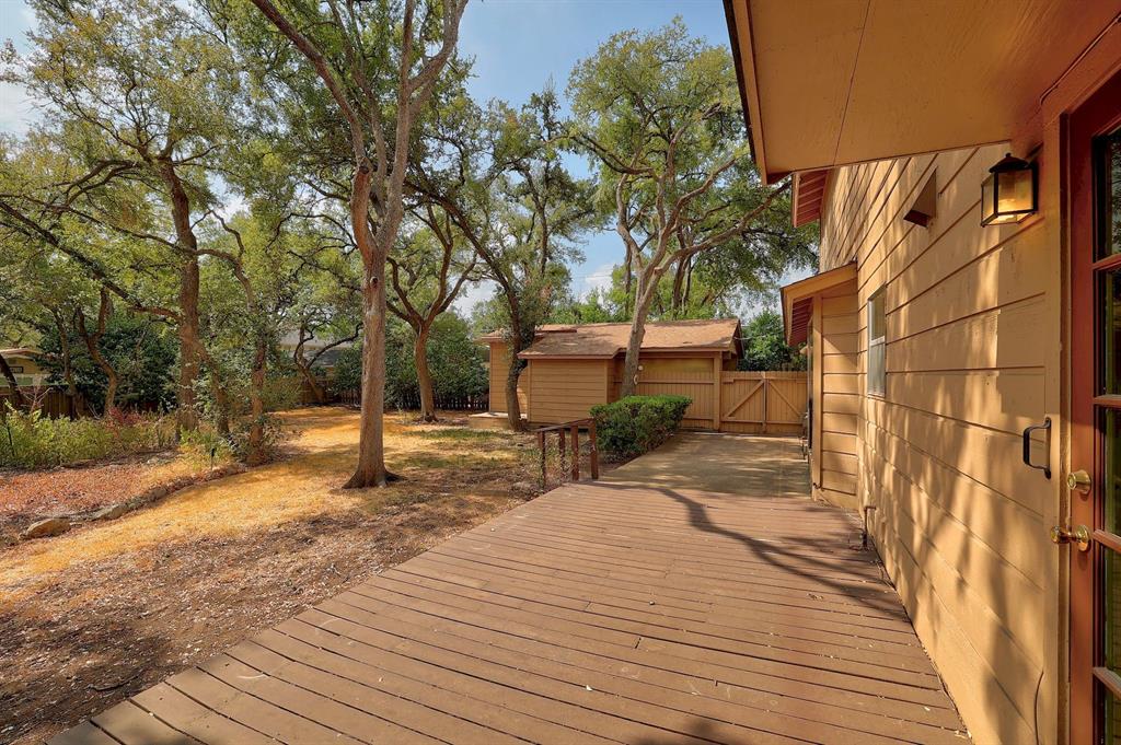 8611 Honeysuckle Trl Property Photo 3