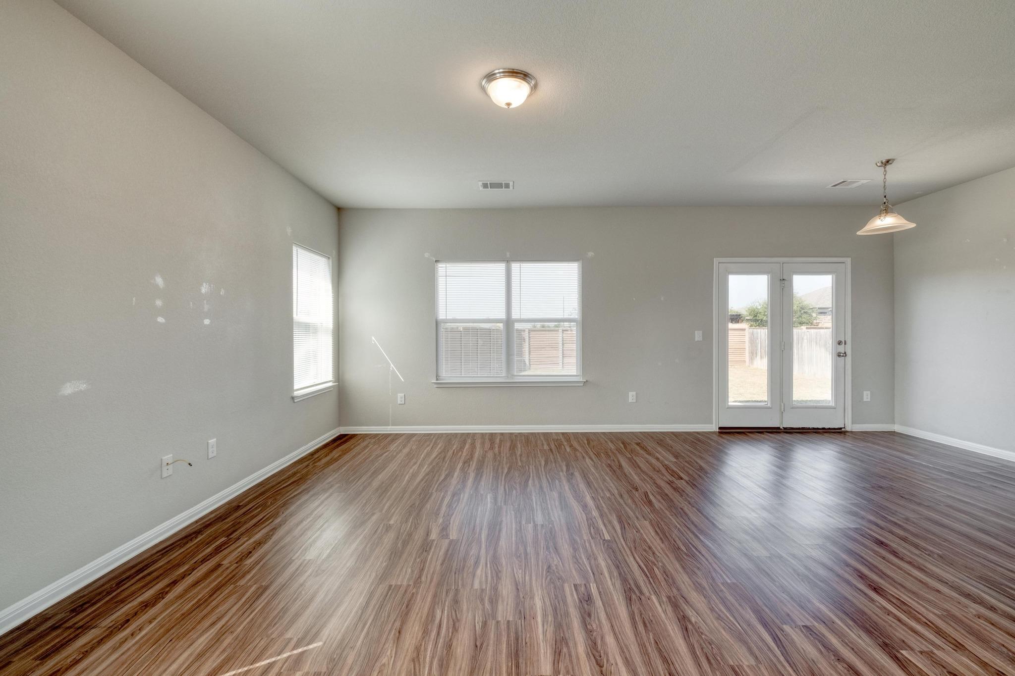 108 Kleberg Ct Property Photo 3