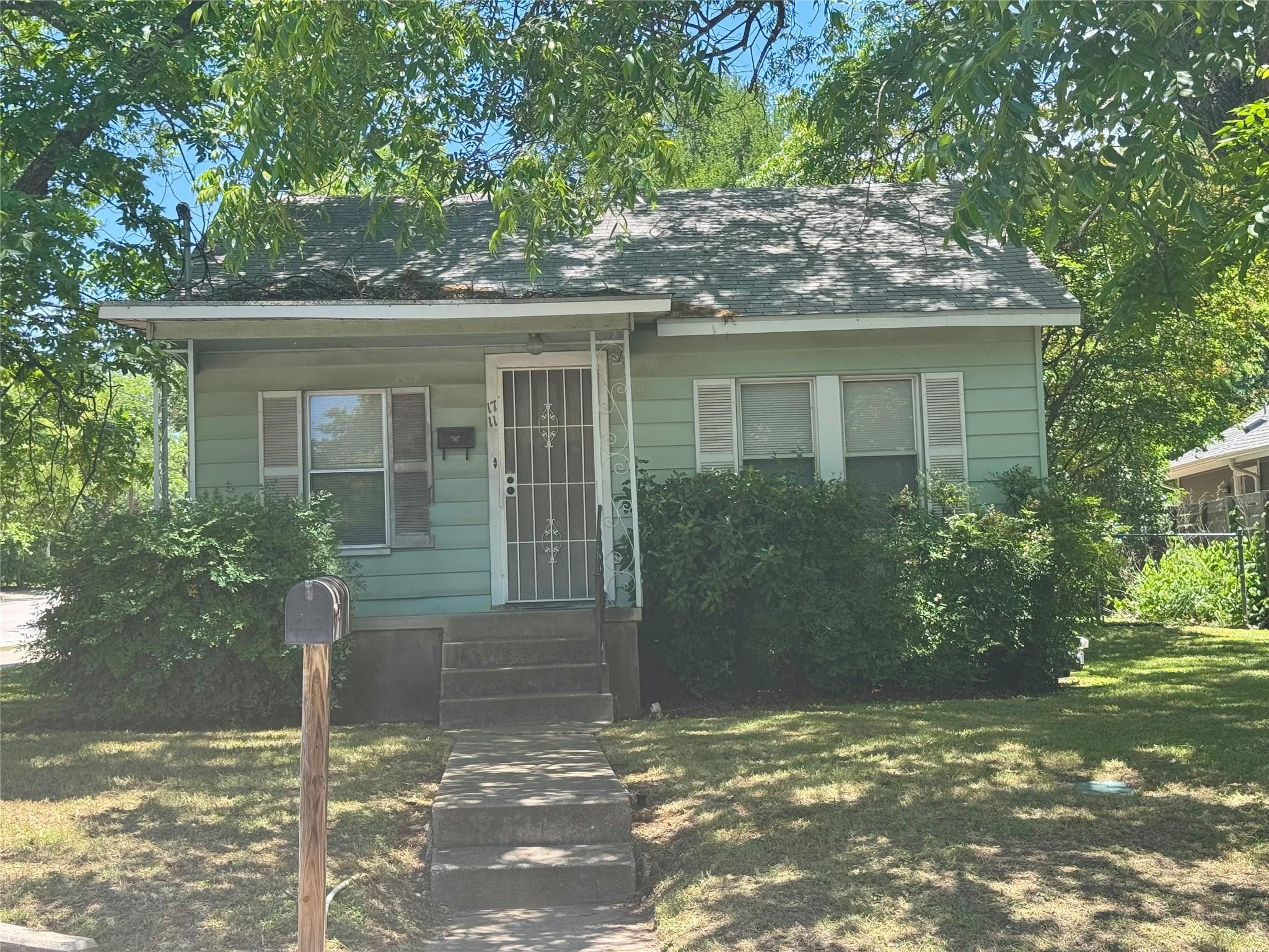1711 Singleton Ave Property Photo 1