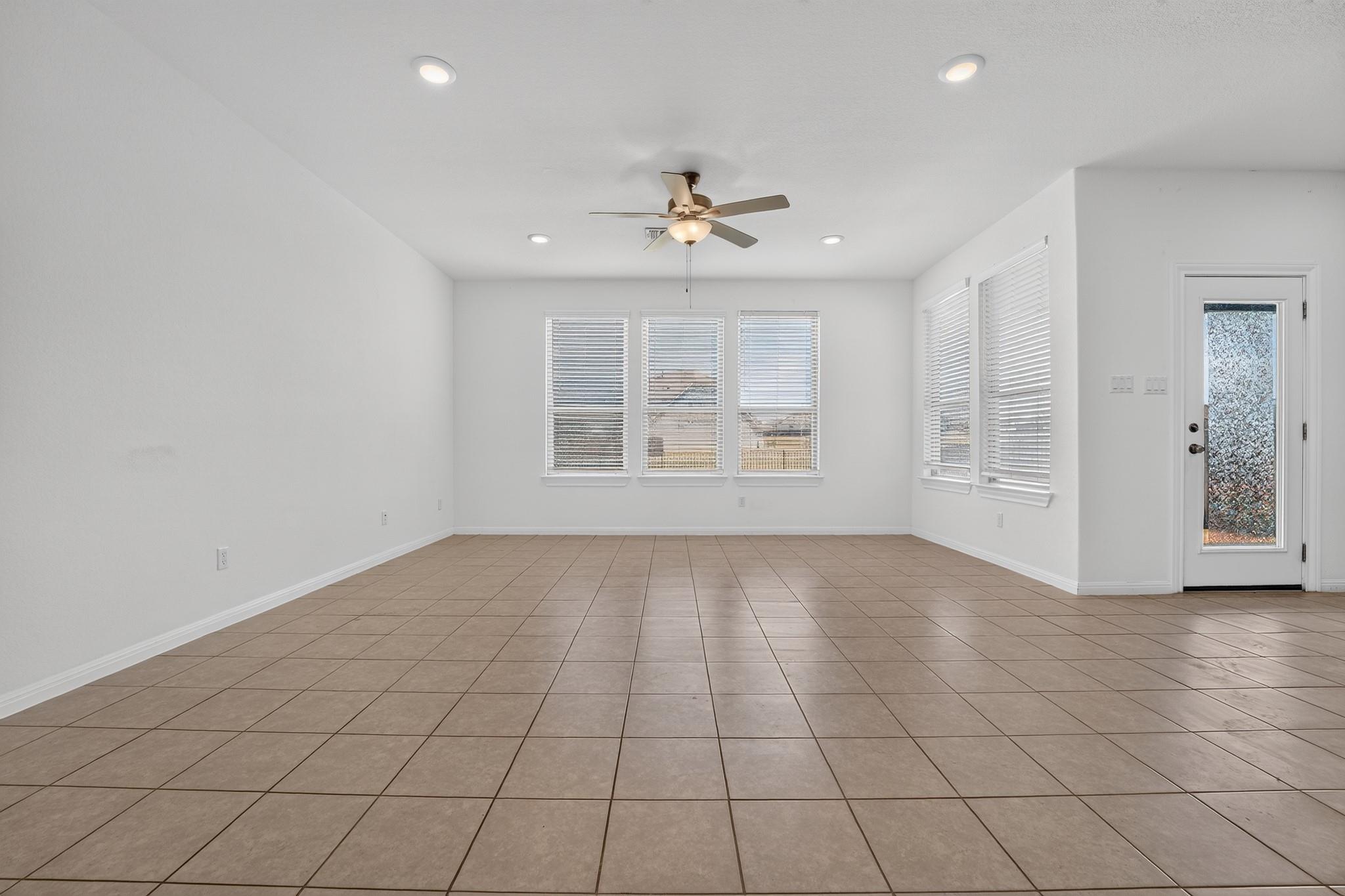 221 Sand Lily Ln Property Photo 4