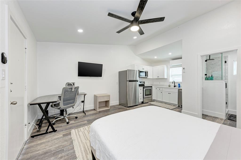 2302 Leon Leon St #6 Property Photo 6