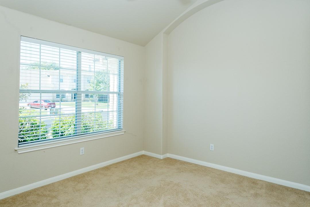 1611 Briar Hill Dr Property Photo 3