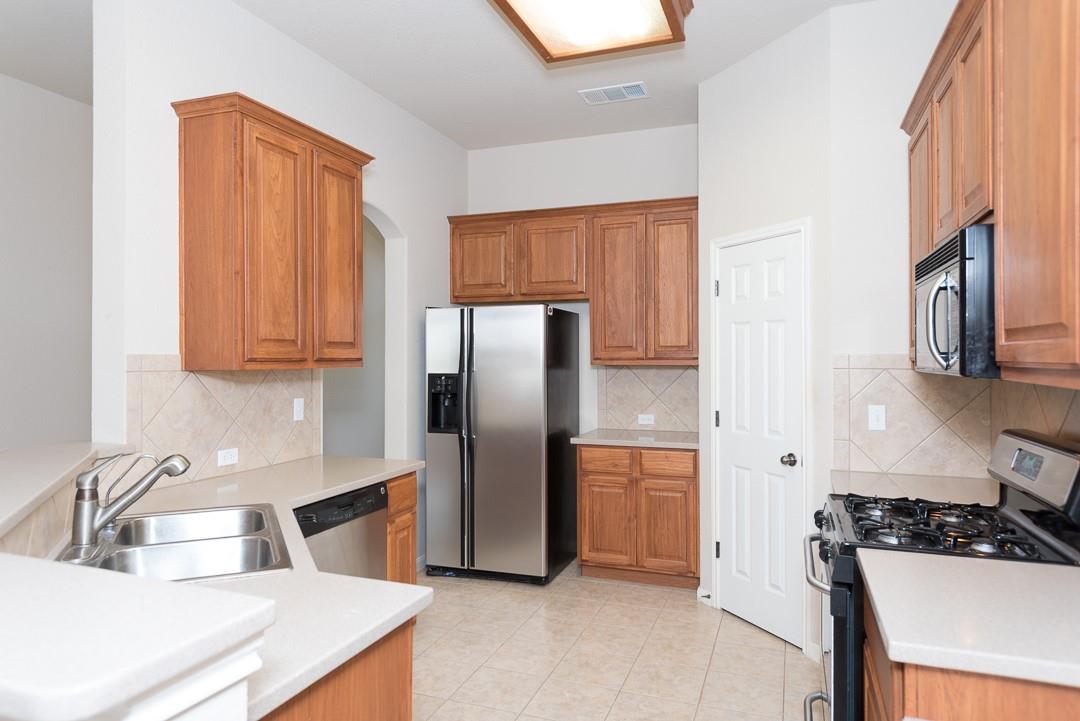 1611 Briar Hill Dr Property Photo 5