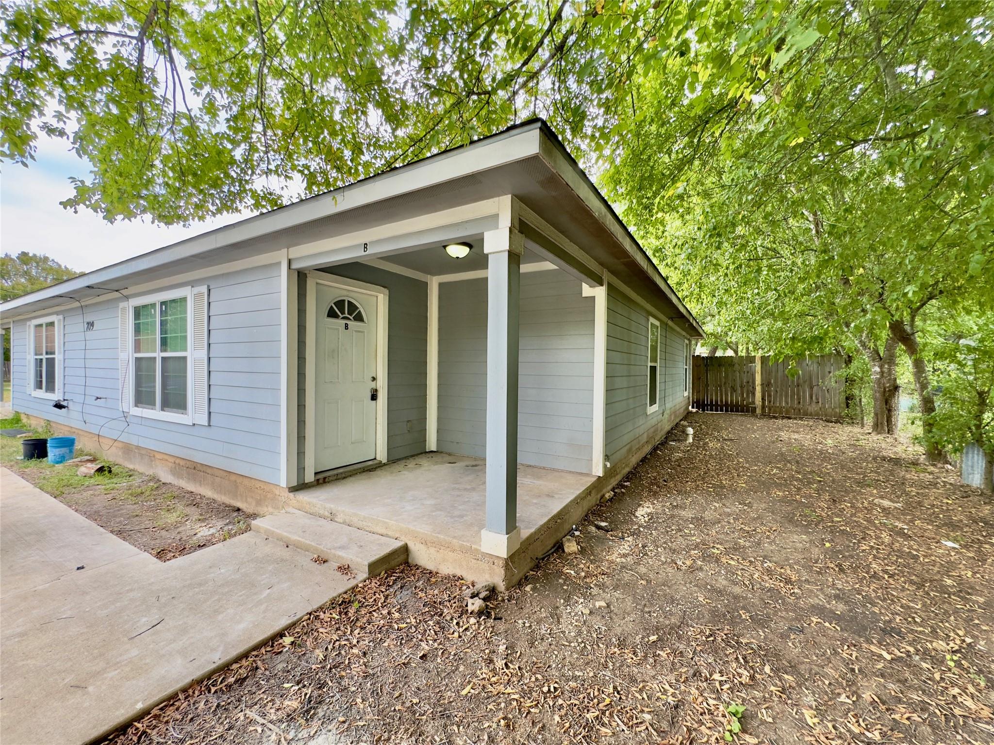 709 San Saba St #a Property Photo 1