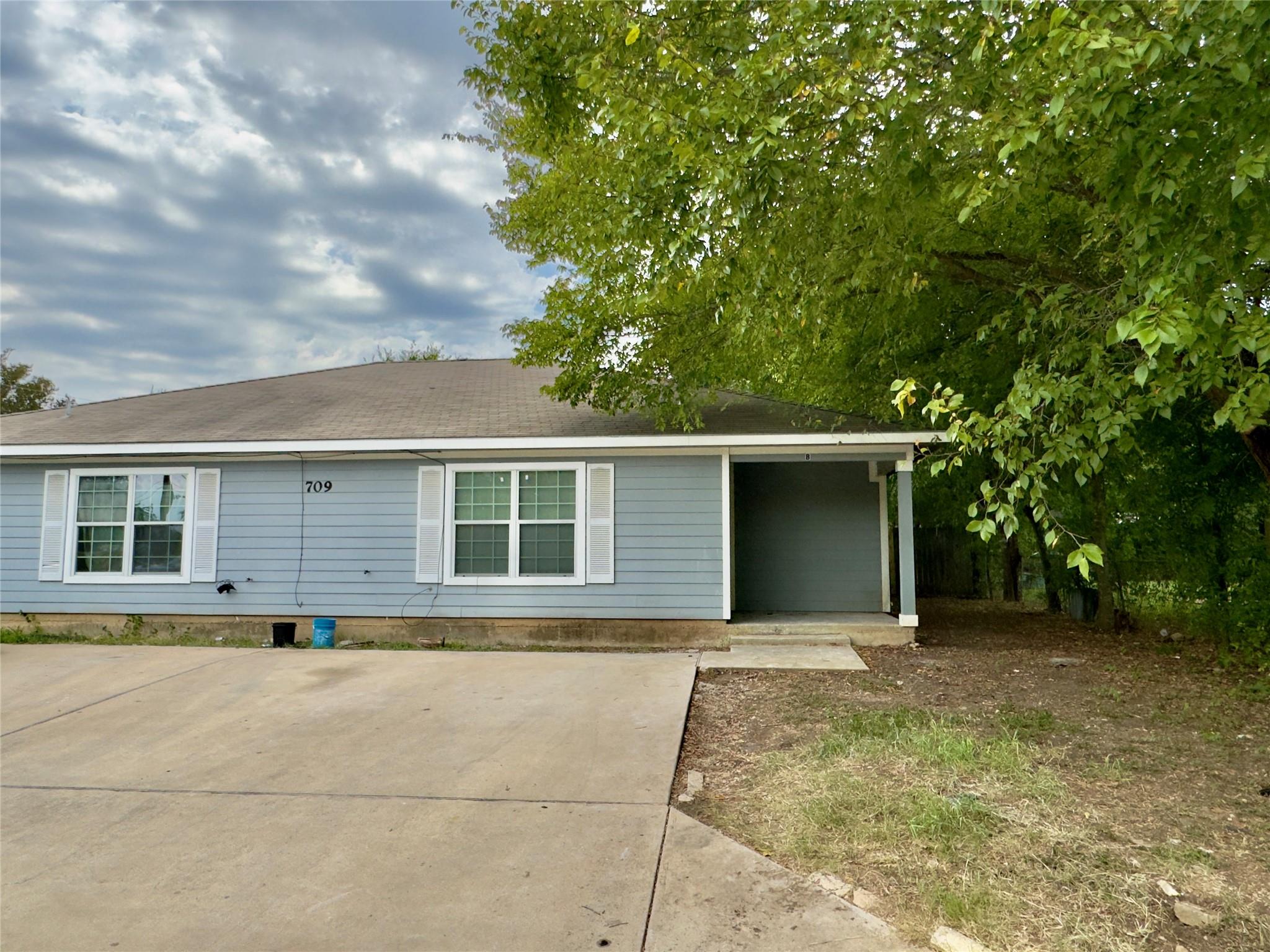 709 San Saba St #a Property Photo 3