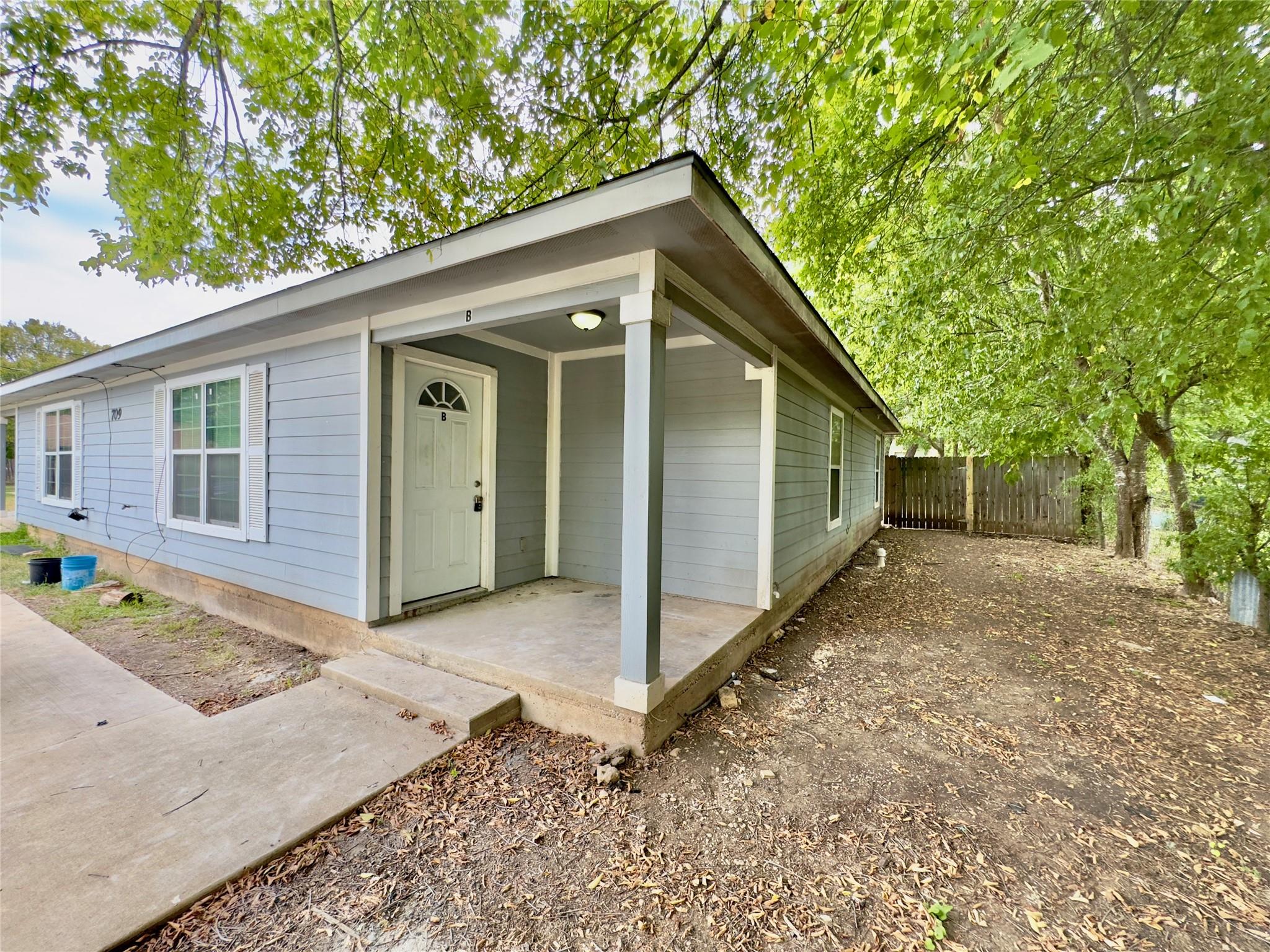 709 San Saba St #a Property Photo 15