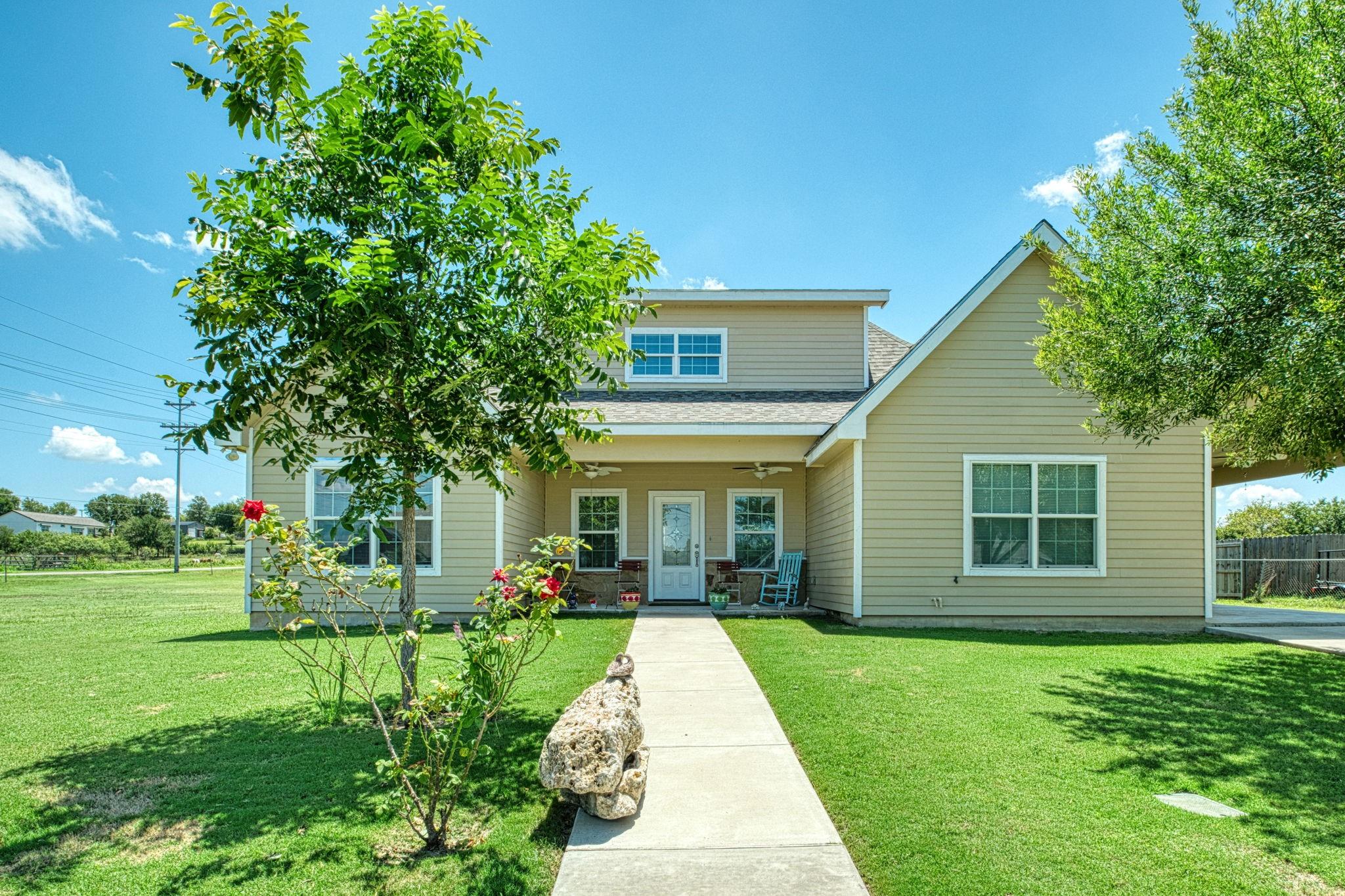 2409 Pecan St Property Photo 1