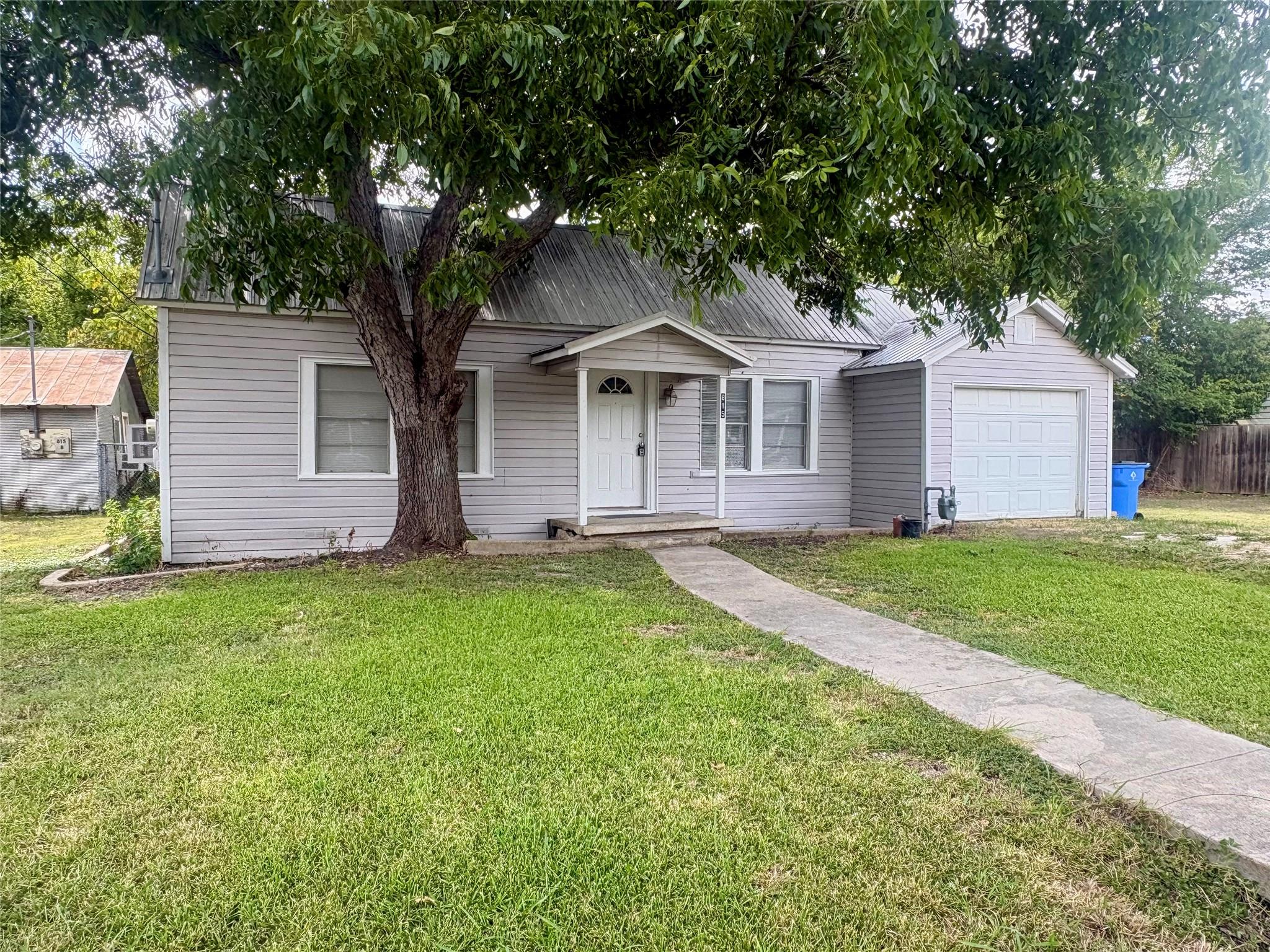 815 Lizzie St Property Photo 2