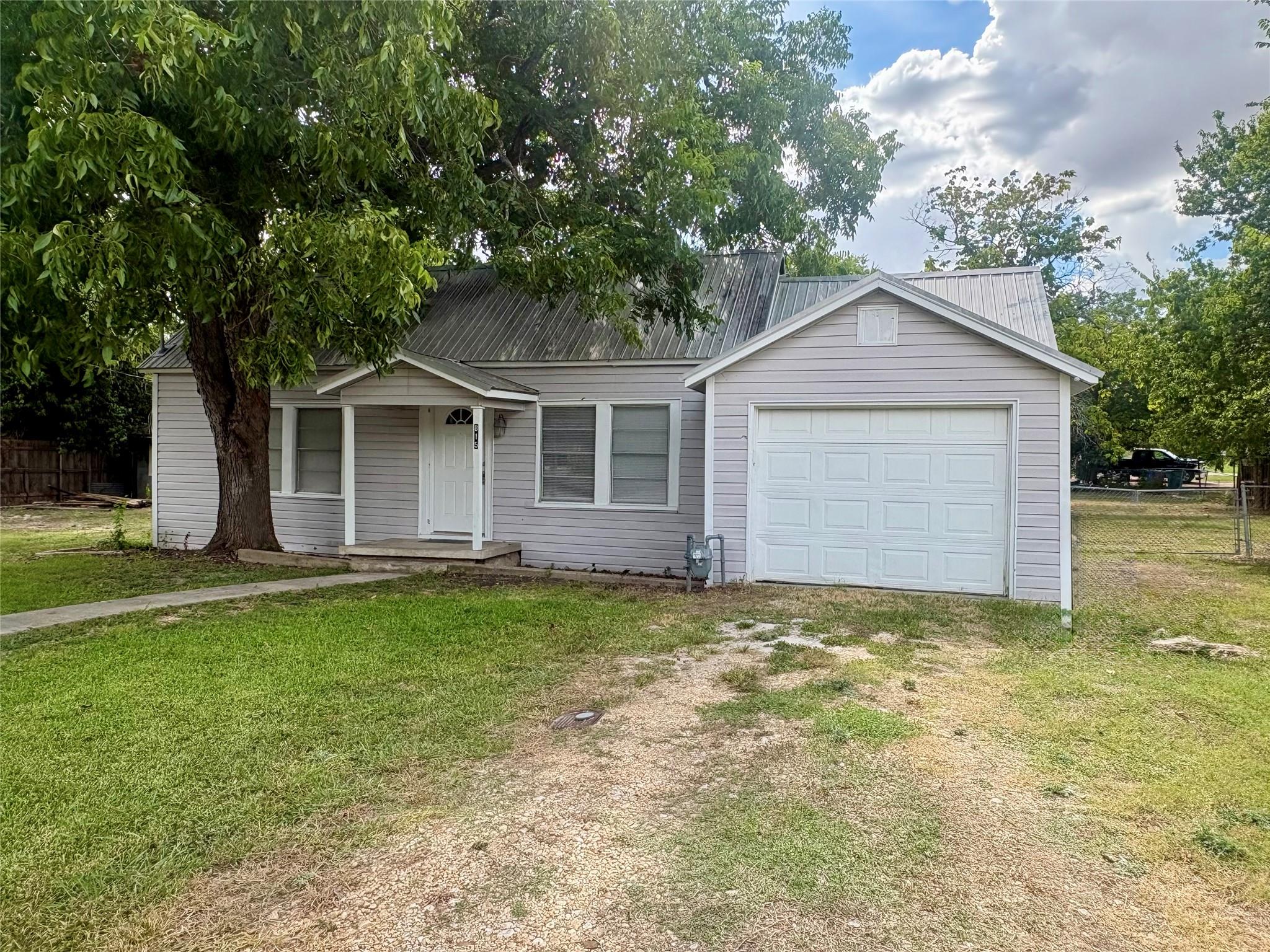 815 Lizzie St Property Photo 3