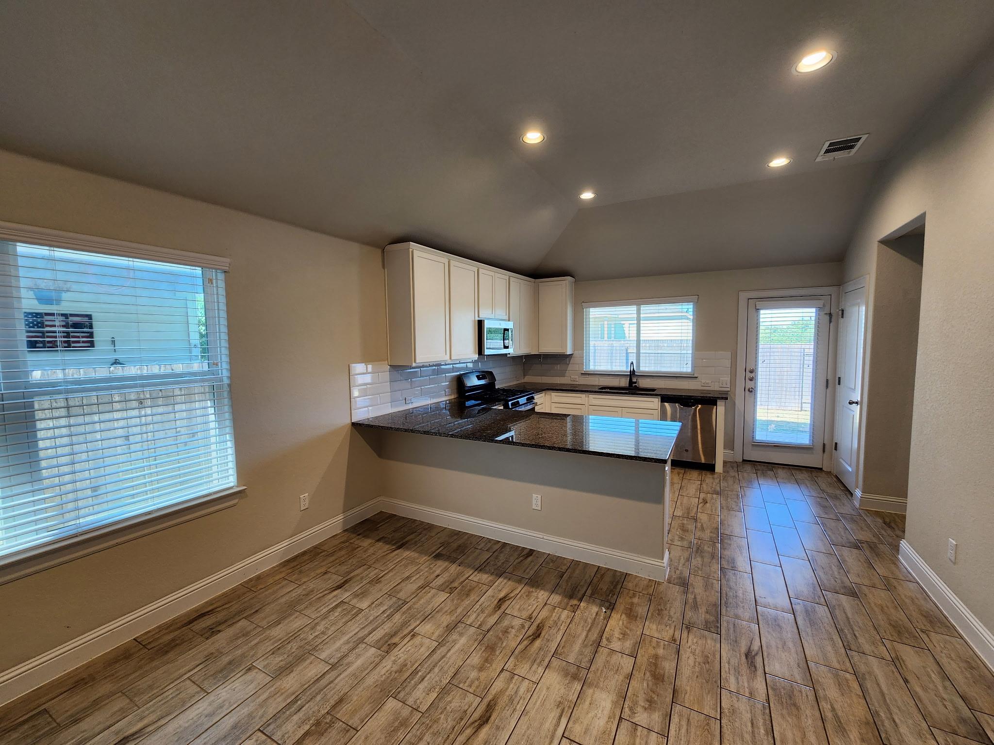 313 Gaida Loop Loop Property Photo 7