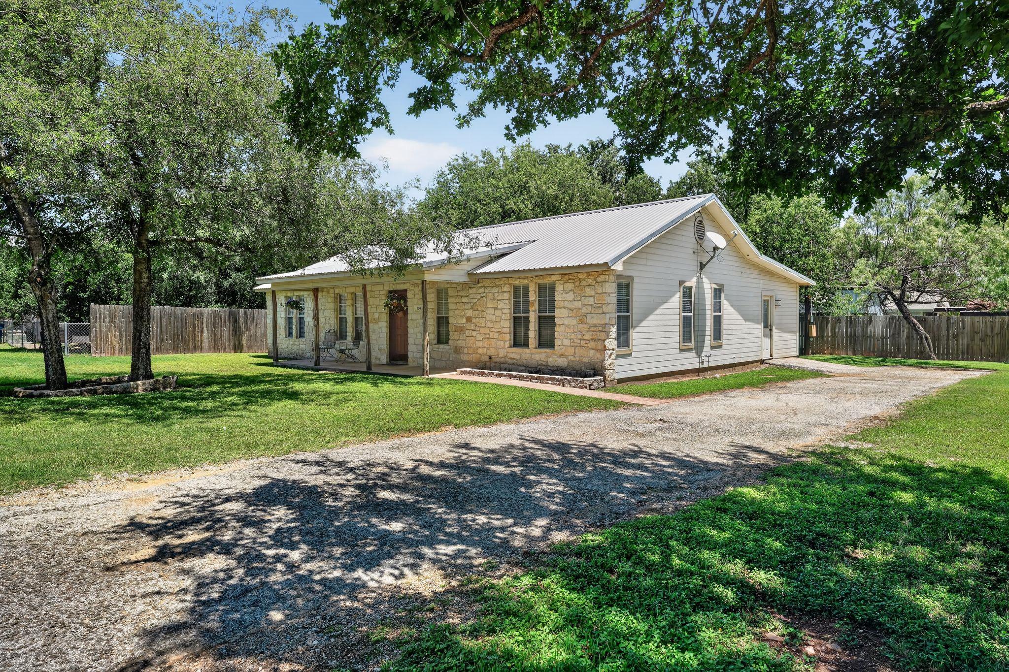629 Birch Ln Property Photo 4