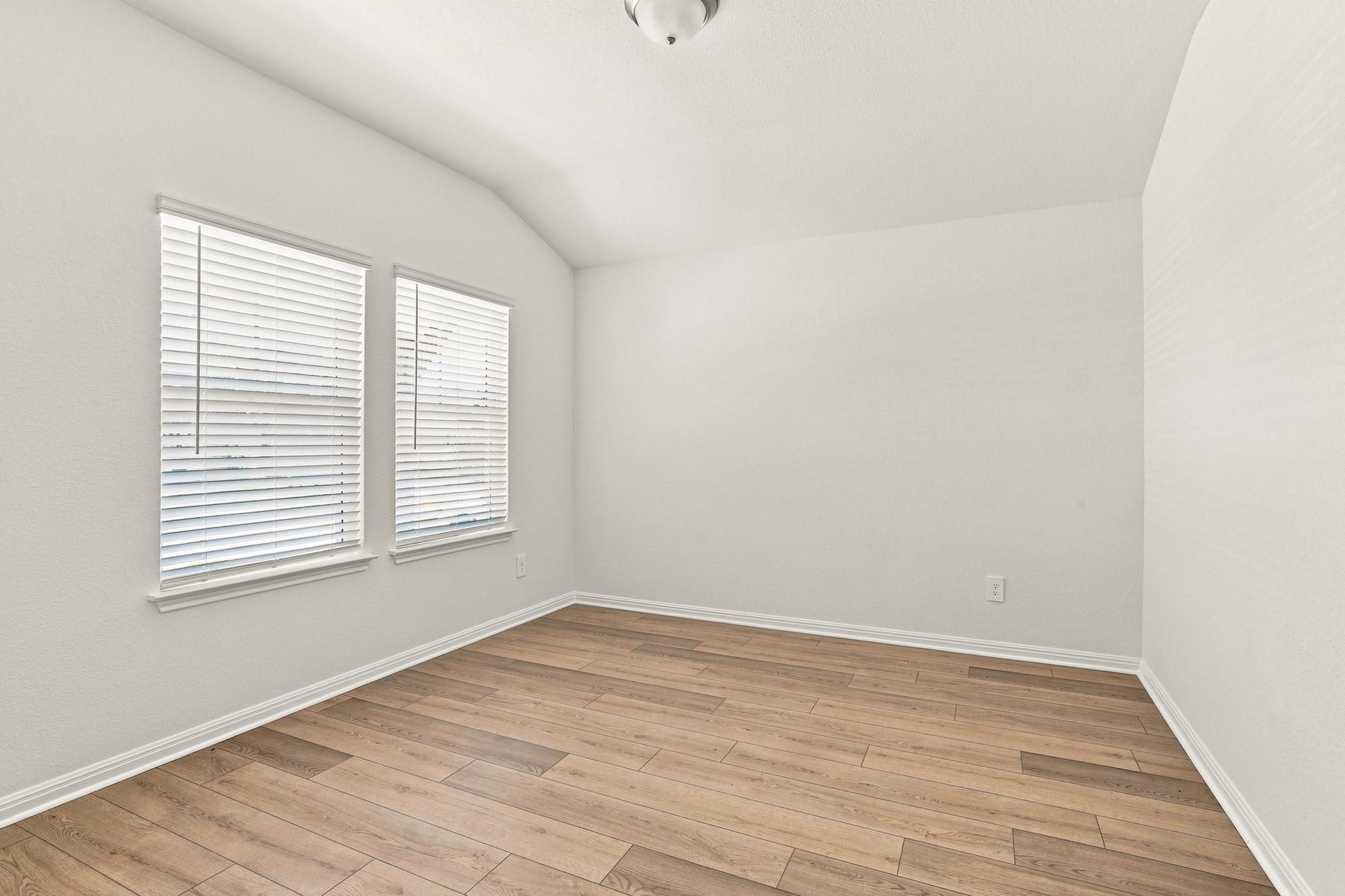 180 Coopers Hawk Crst Property Photo 3