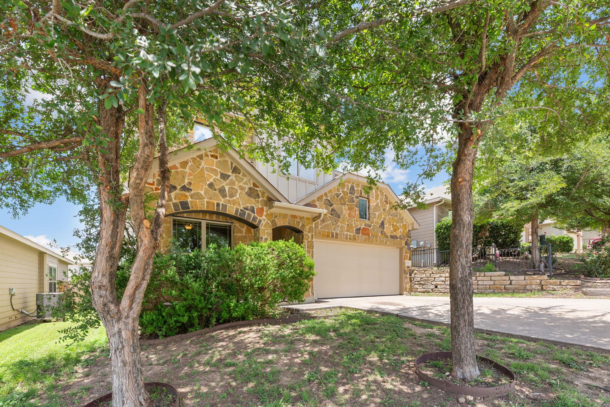 10217 Pinnacle Crest Loop Property Photo 4