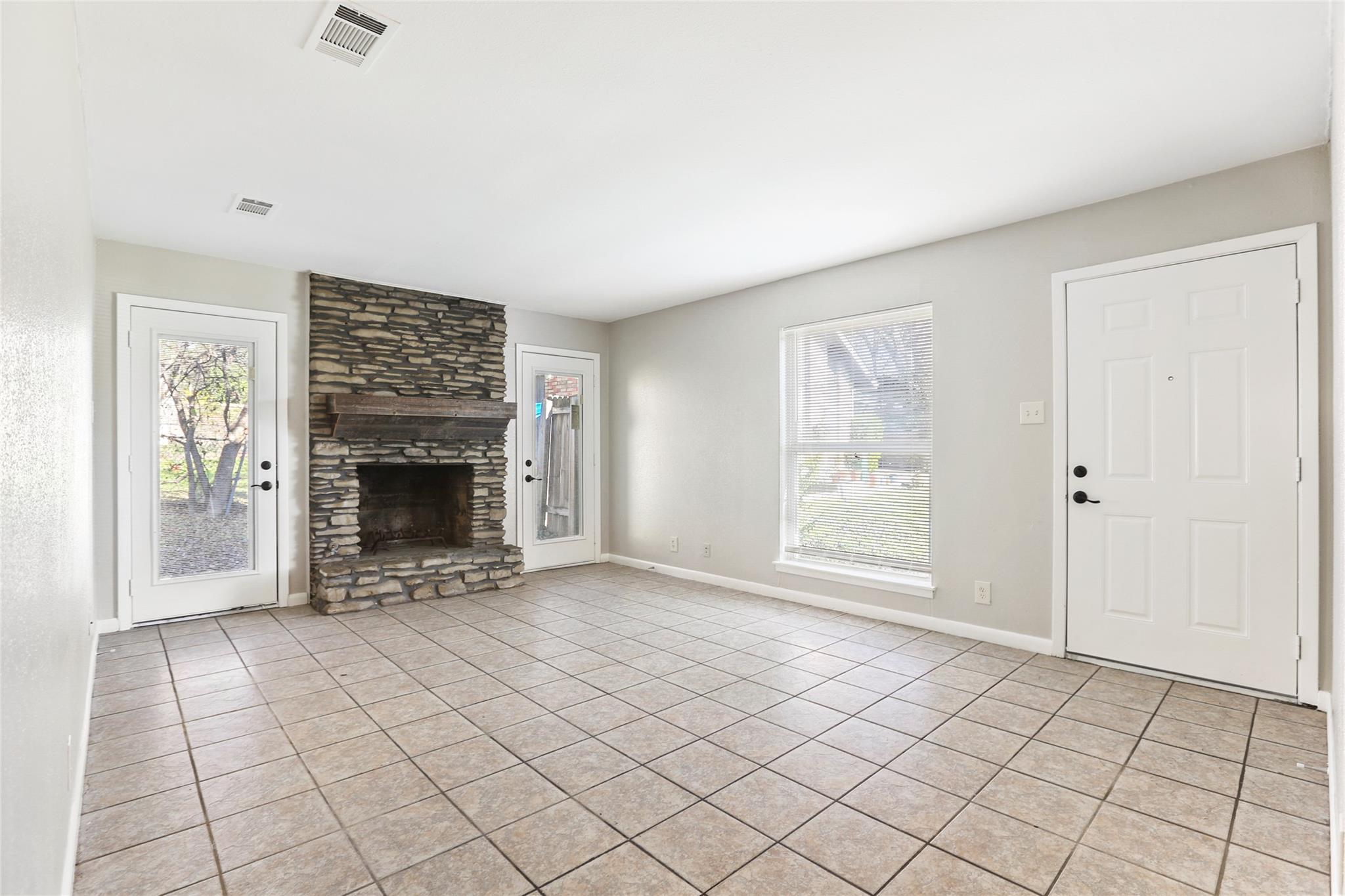 1408 Valleyridge Cir #102 Property Photo 3
