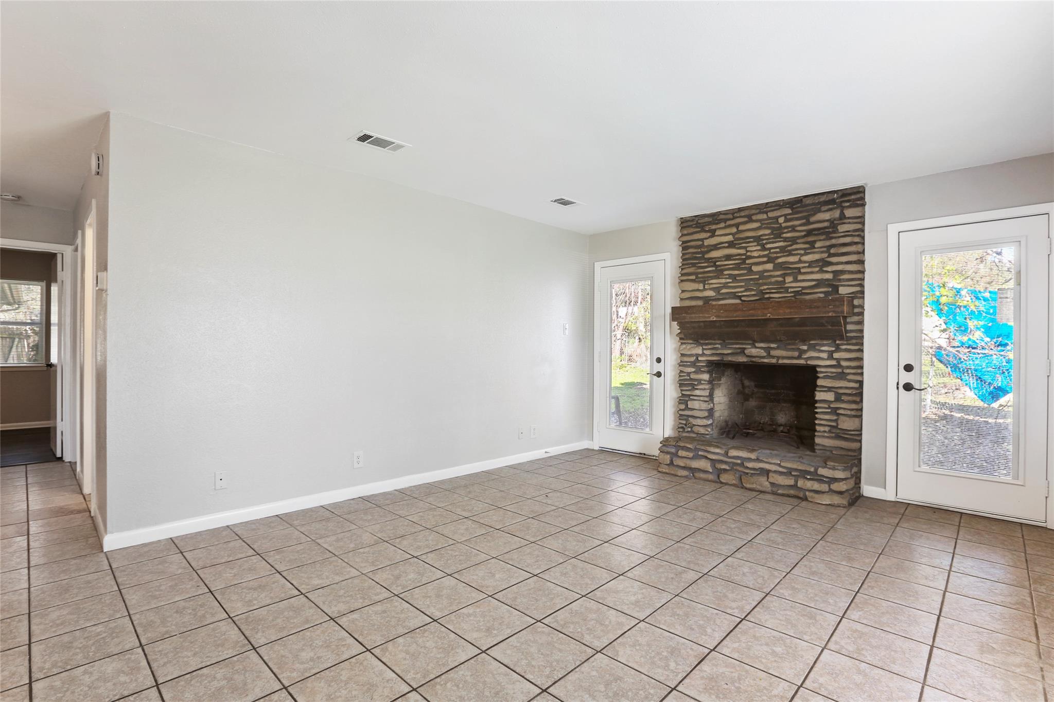 1408 Valleyridge Cir #102 Property Photo 4
