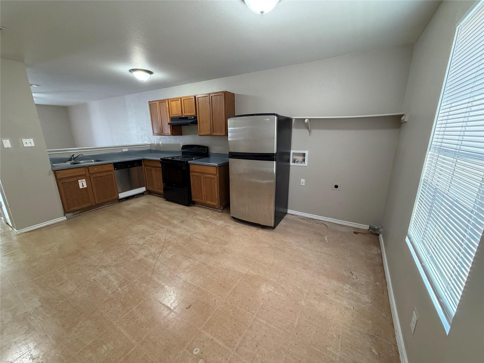 830 W Hutchins Pl Property Photo 3