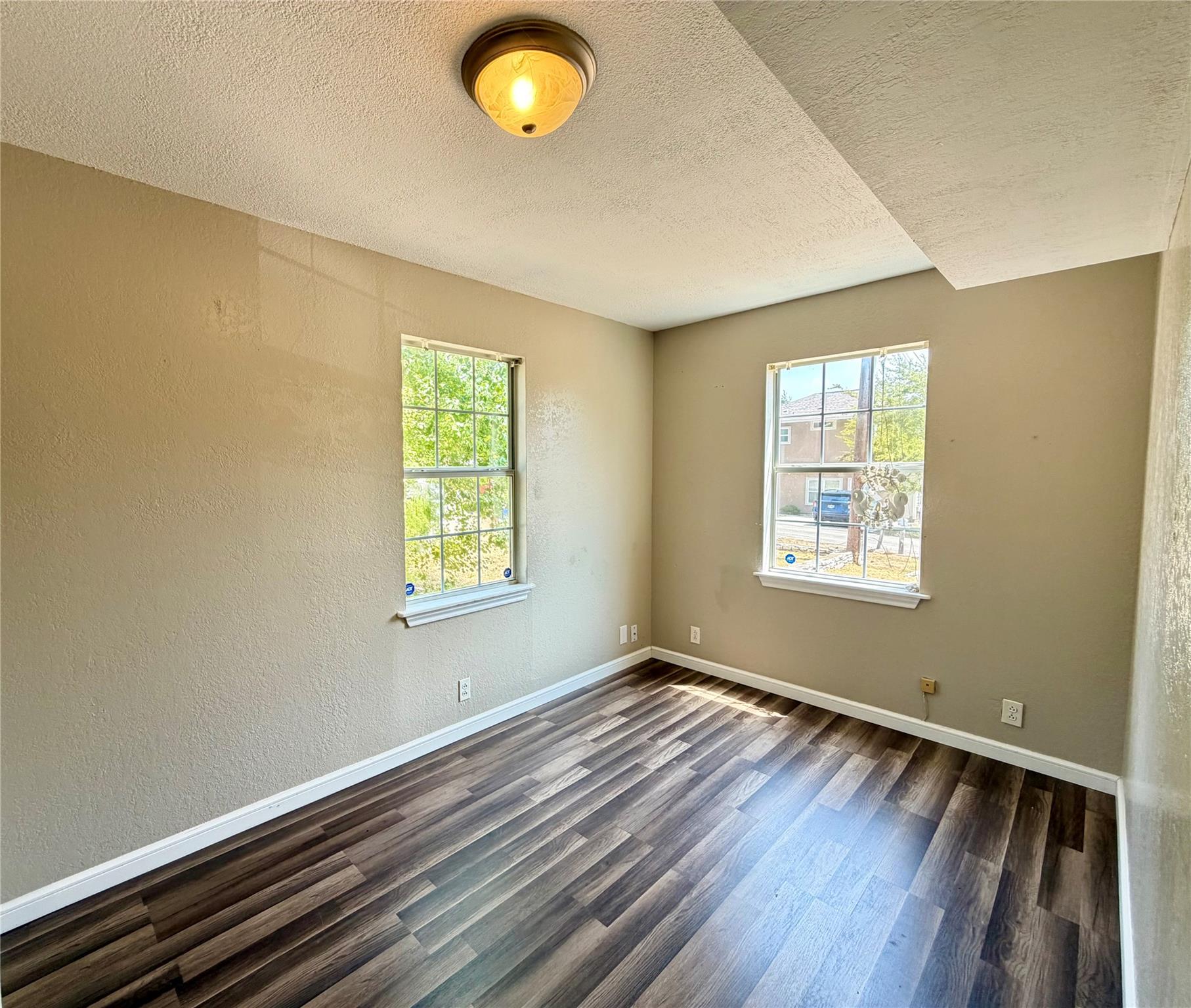 11004 Elm St Property Photo 7