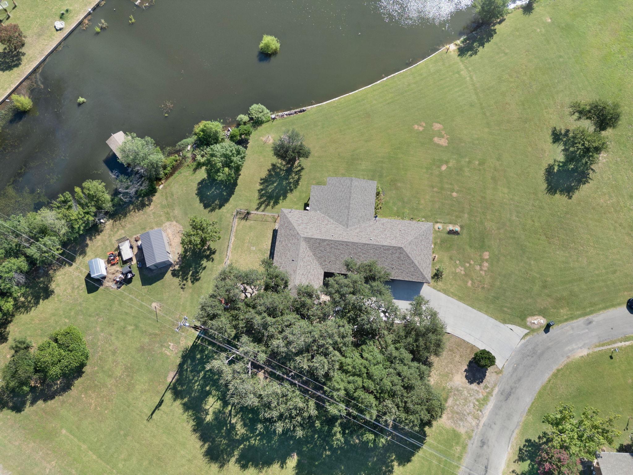 208 Iris Ln Property Photo 4