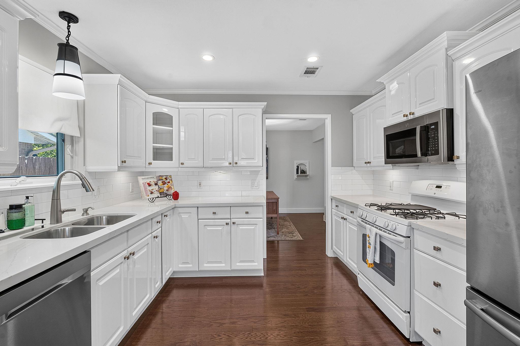 2114 Lanier Dr Property Photo 4