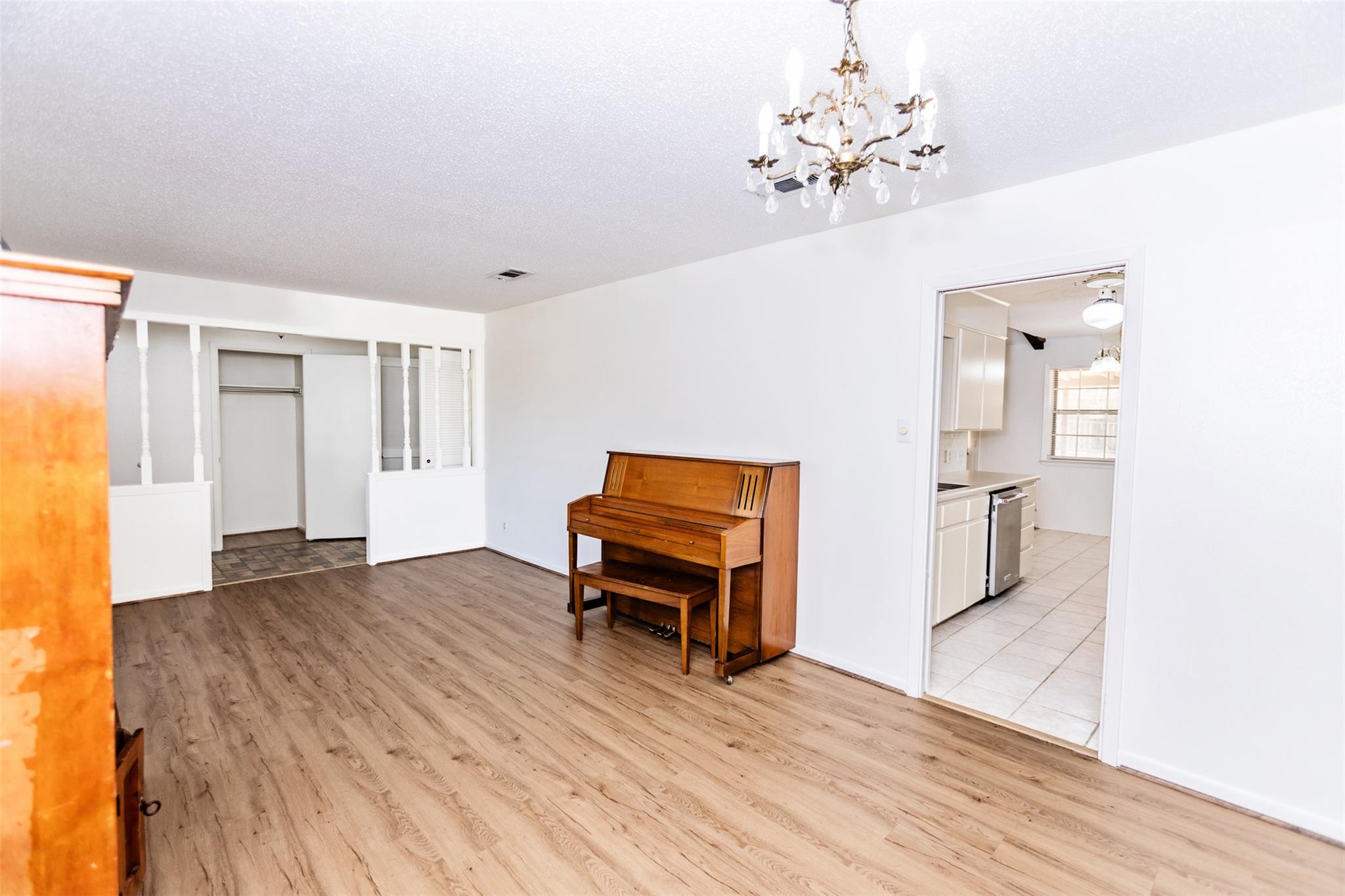 3205 Pin Oak Dr Property Photo 5
