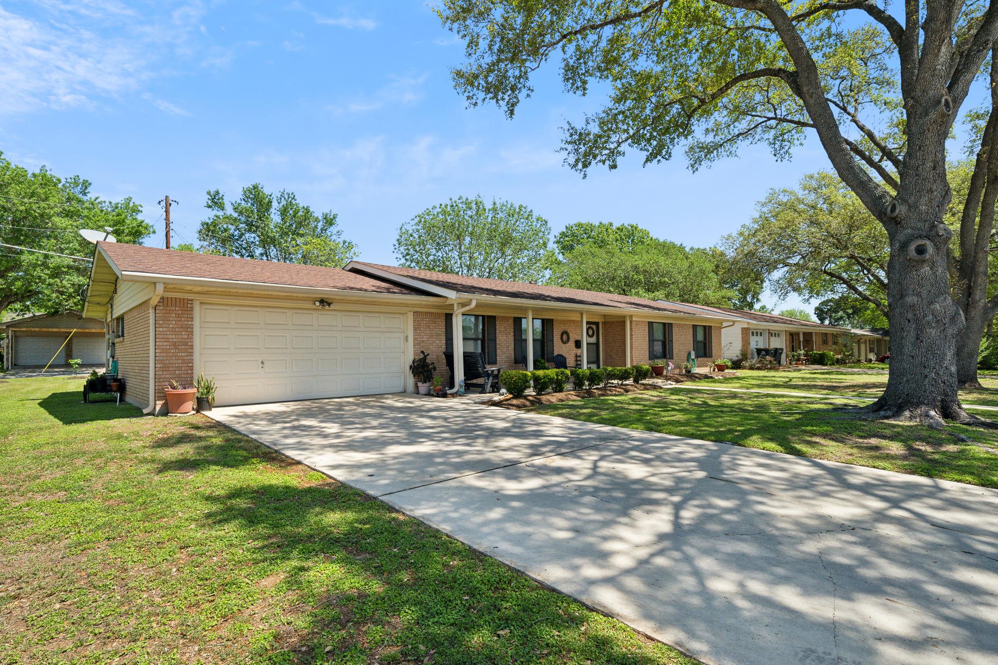 101 Parkview Dr Property Photo 1