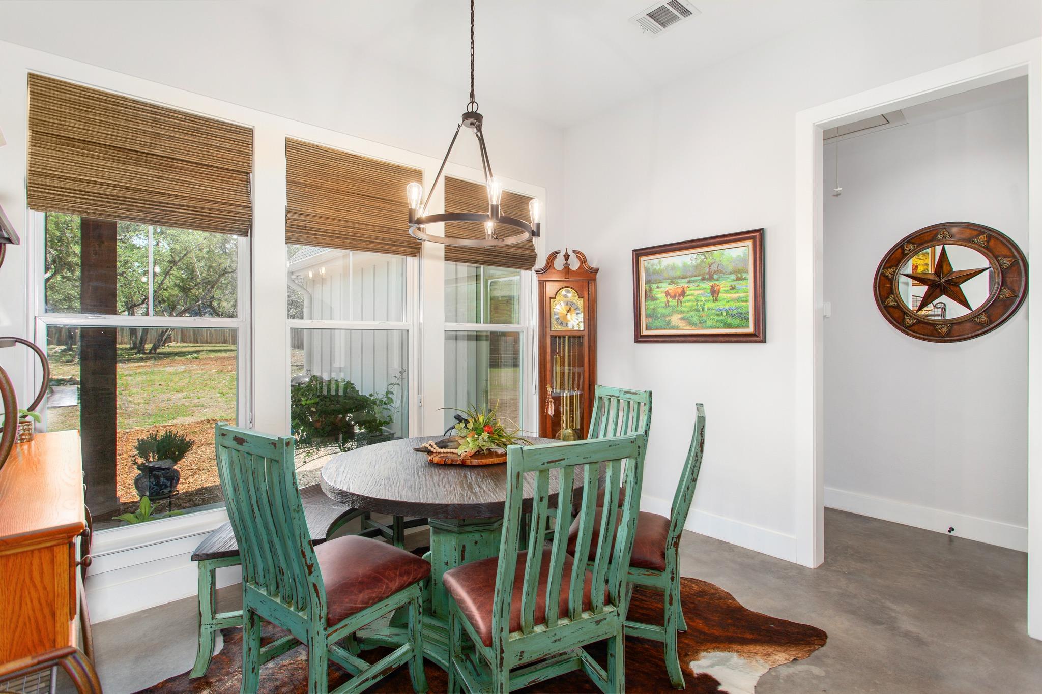 2 Senisa Ln Property Photo 11