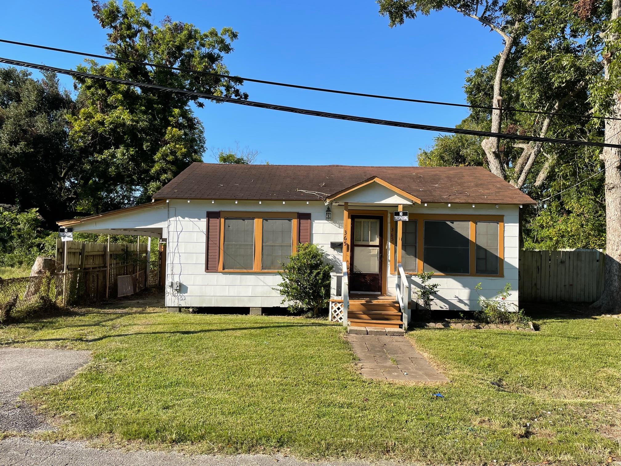 365 E Irby St Property Photo 1