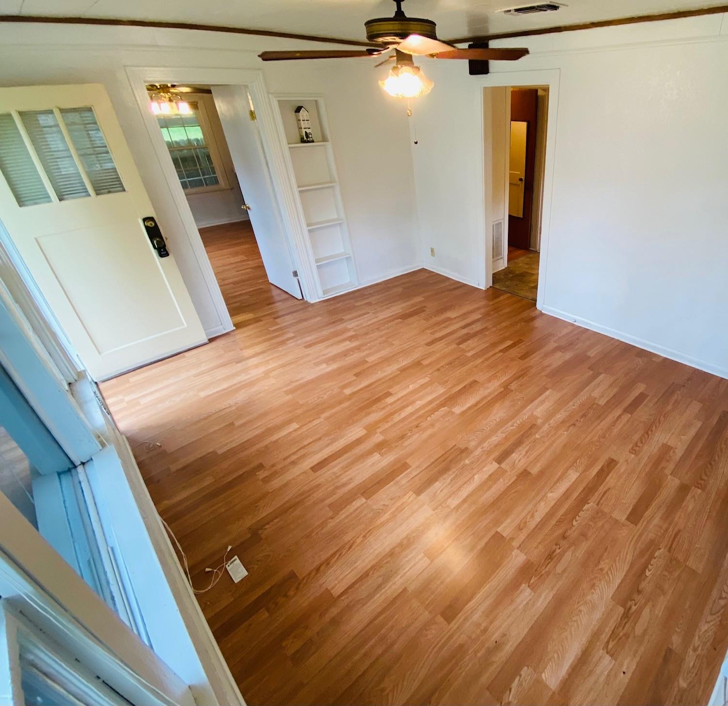 365 E Irby St Property Photo 3