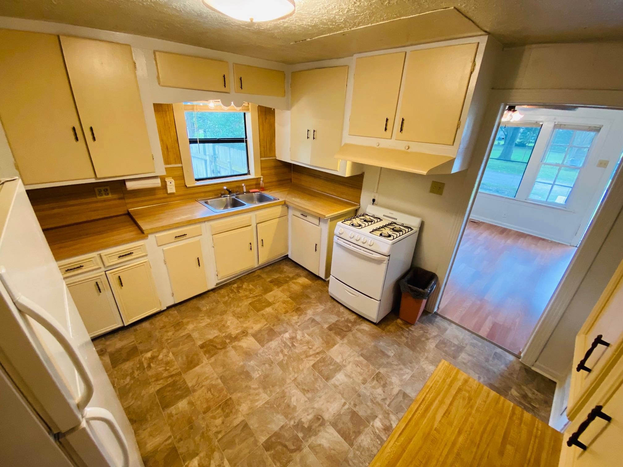 365 E Irby St Property Photo 6