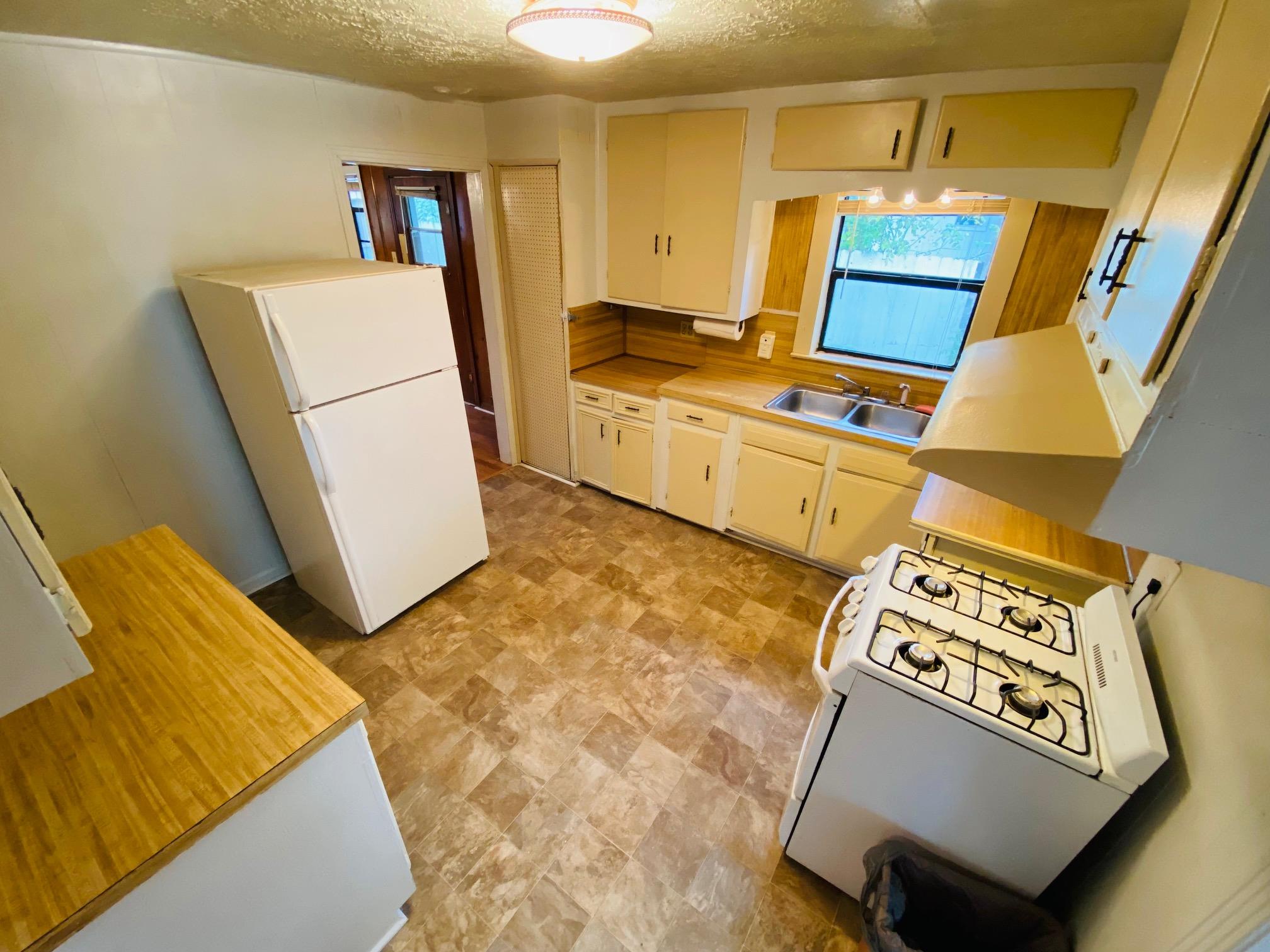 365 E Irby St Property Photo 7