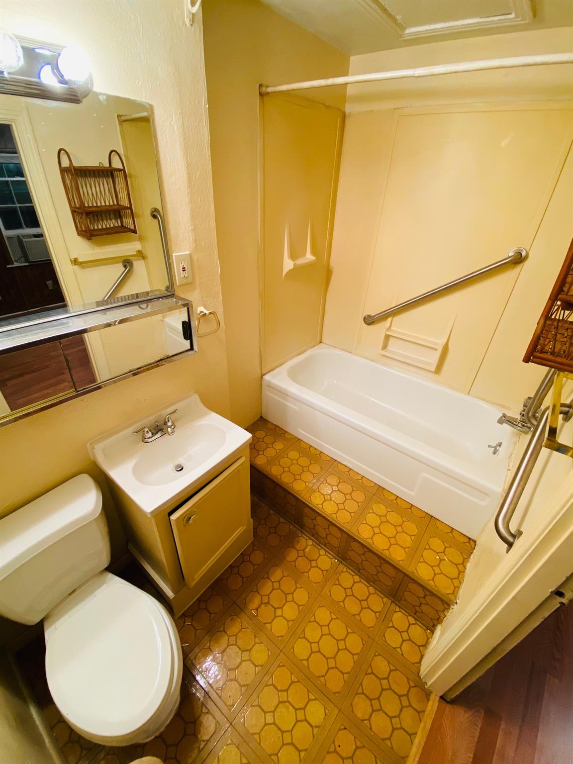 365 E Irby St Property Photo 17