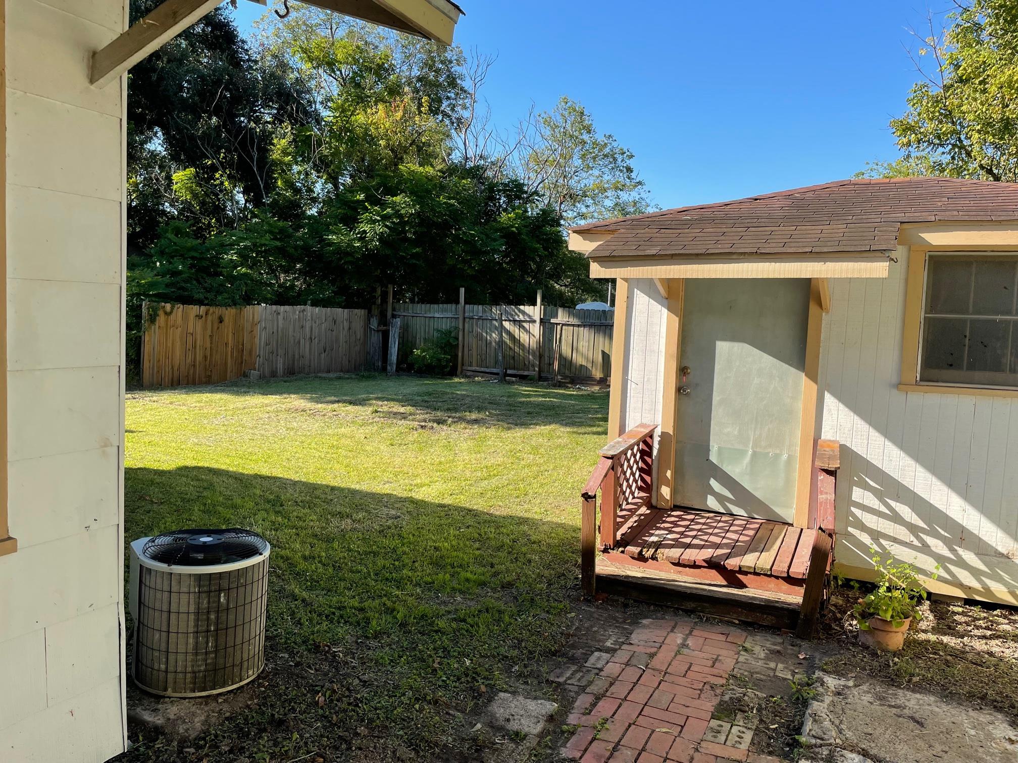 365 E Irby St Property Photo 24
