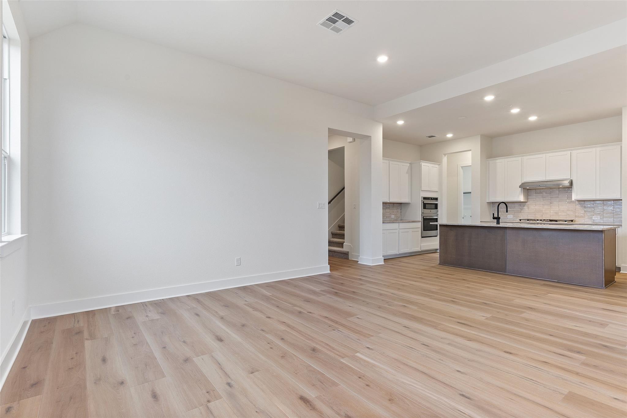 528 Redding Way Property Photo 16