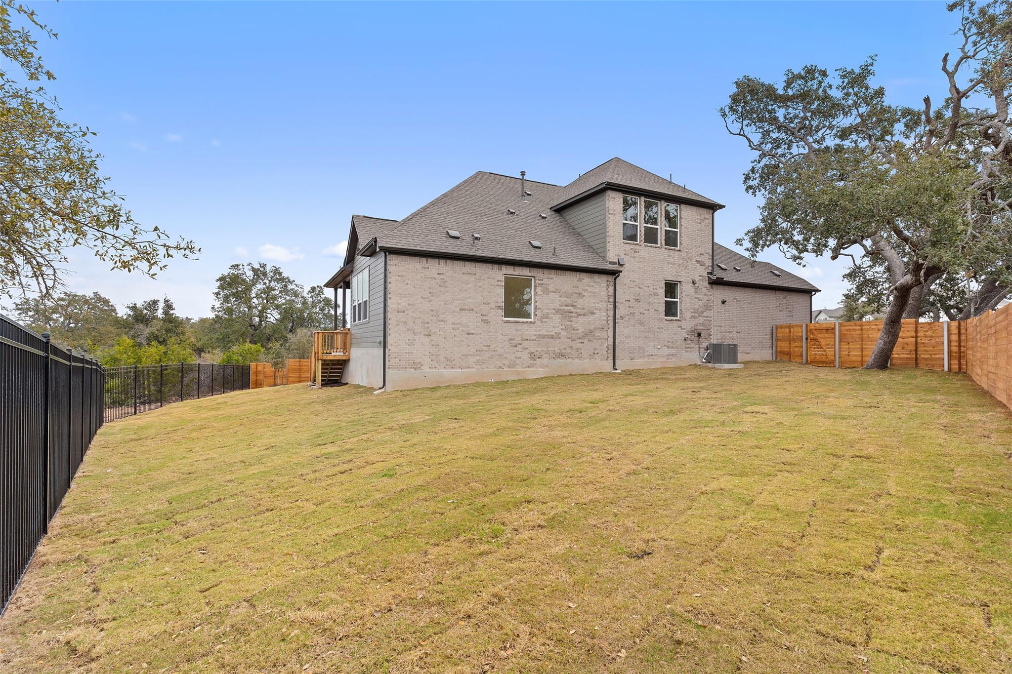 528 Redding Way Property Photo 33