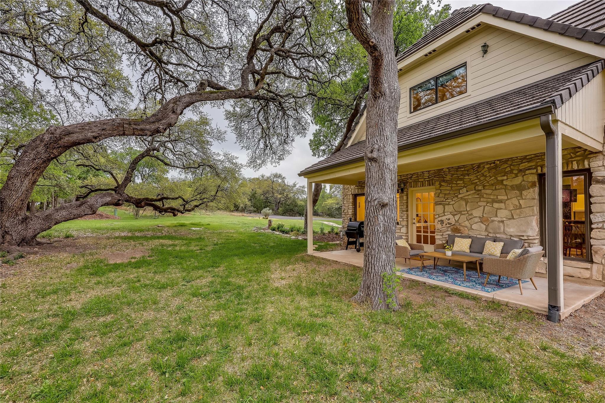 8004 Golden Oaks Ln Property Photo 5