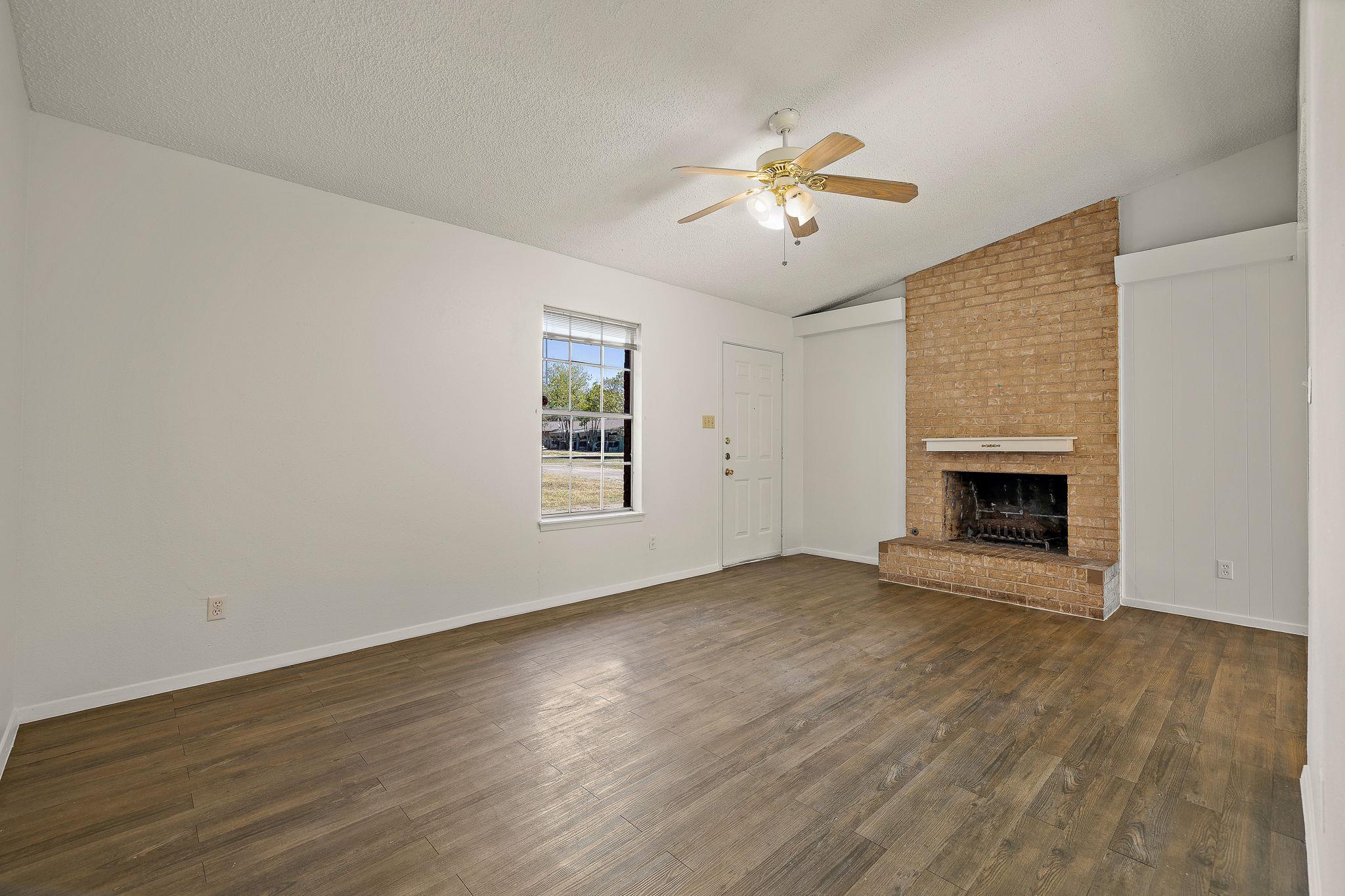 2402 Cottonwood Dr Property Photo 2
