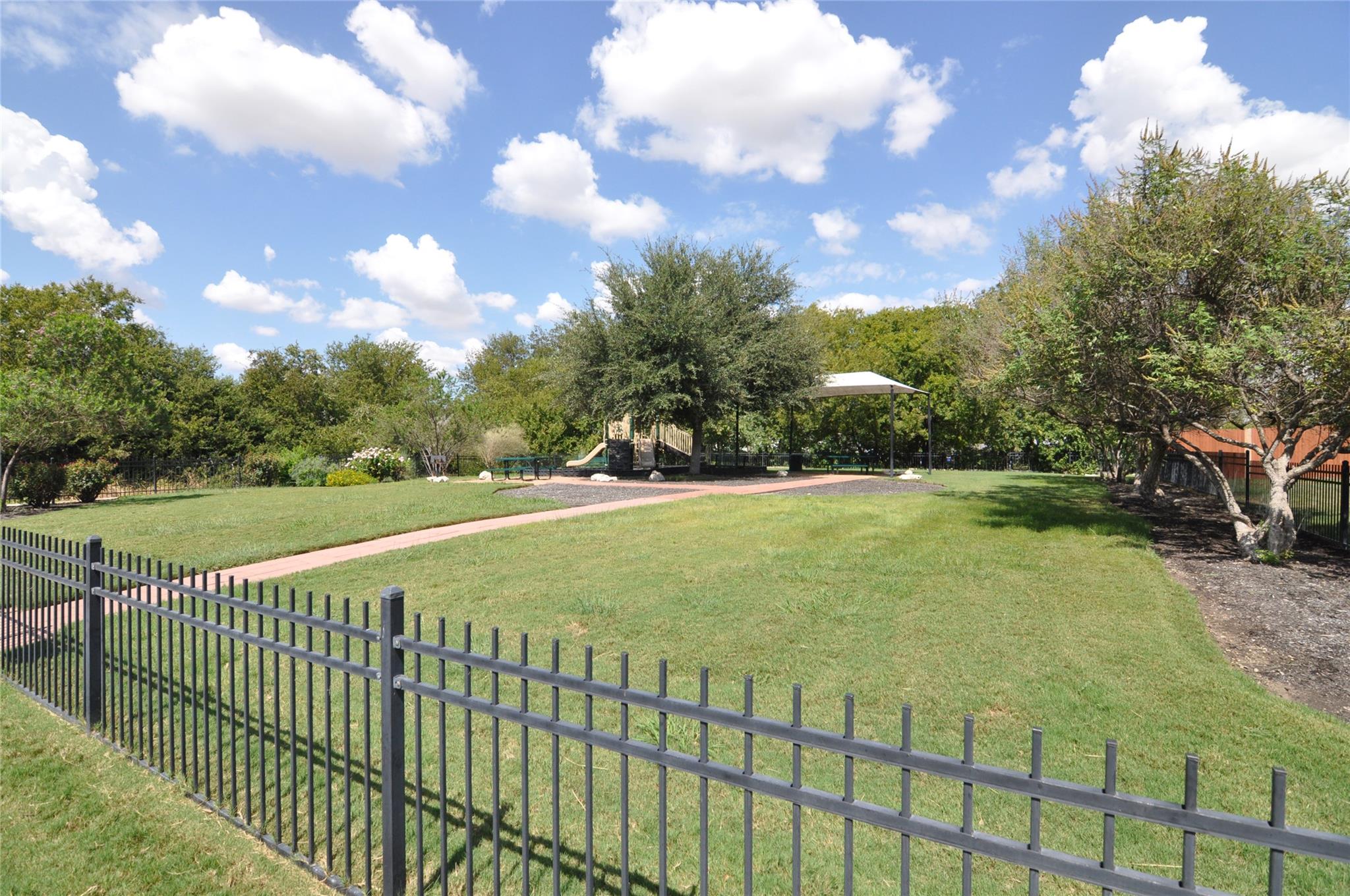 2704 Hearthsong Loop Property Photo 17