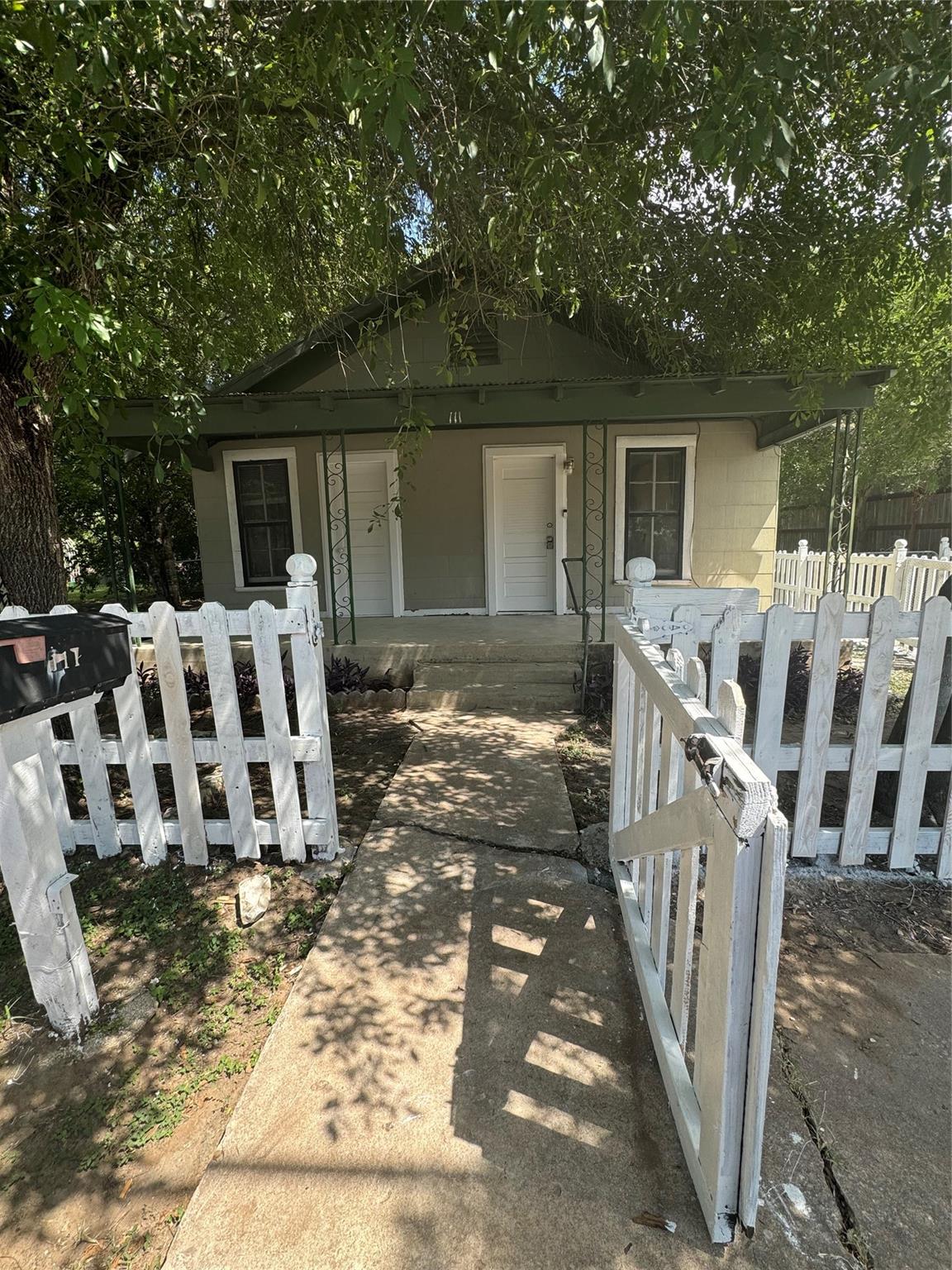 111 White Oak St Property Photo 1