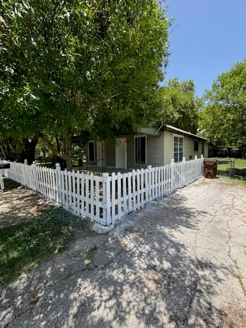 111 White Oak St Property Photo 2