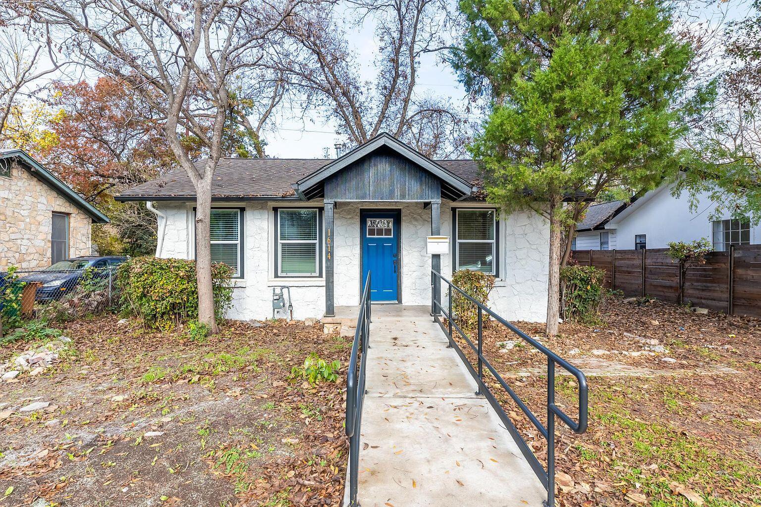 1614 Holly St Property Photo 2