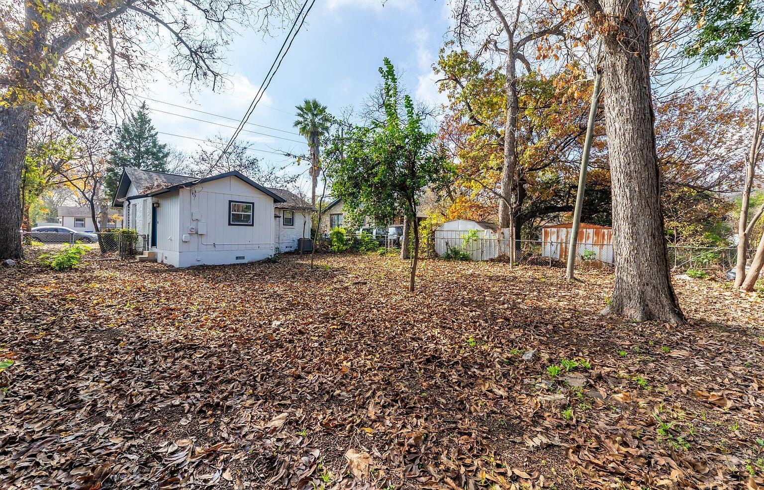 1614 Holly St Property Photo 3