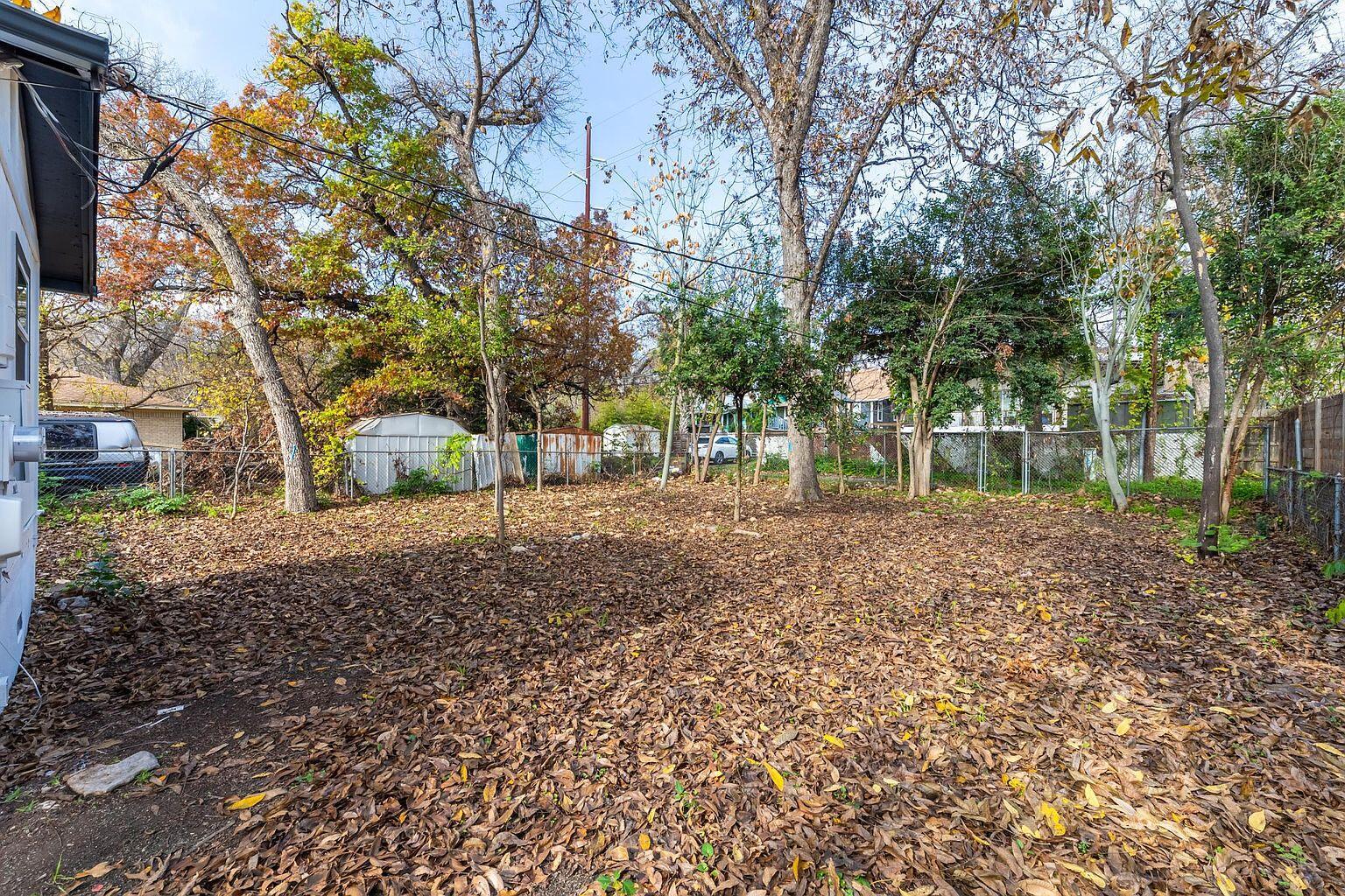 1614 Holly St Property Photo 4
