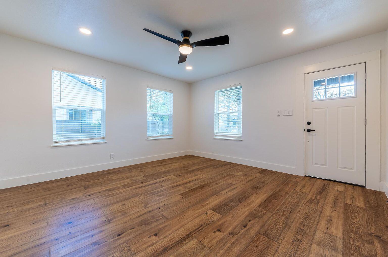 1614 Holly St Property Photo 12