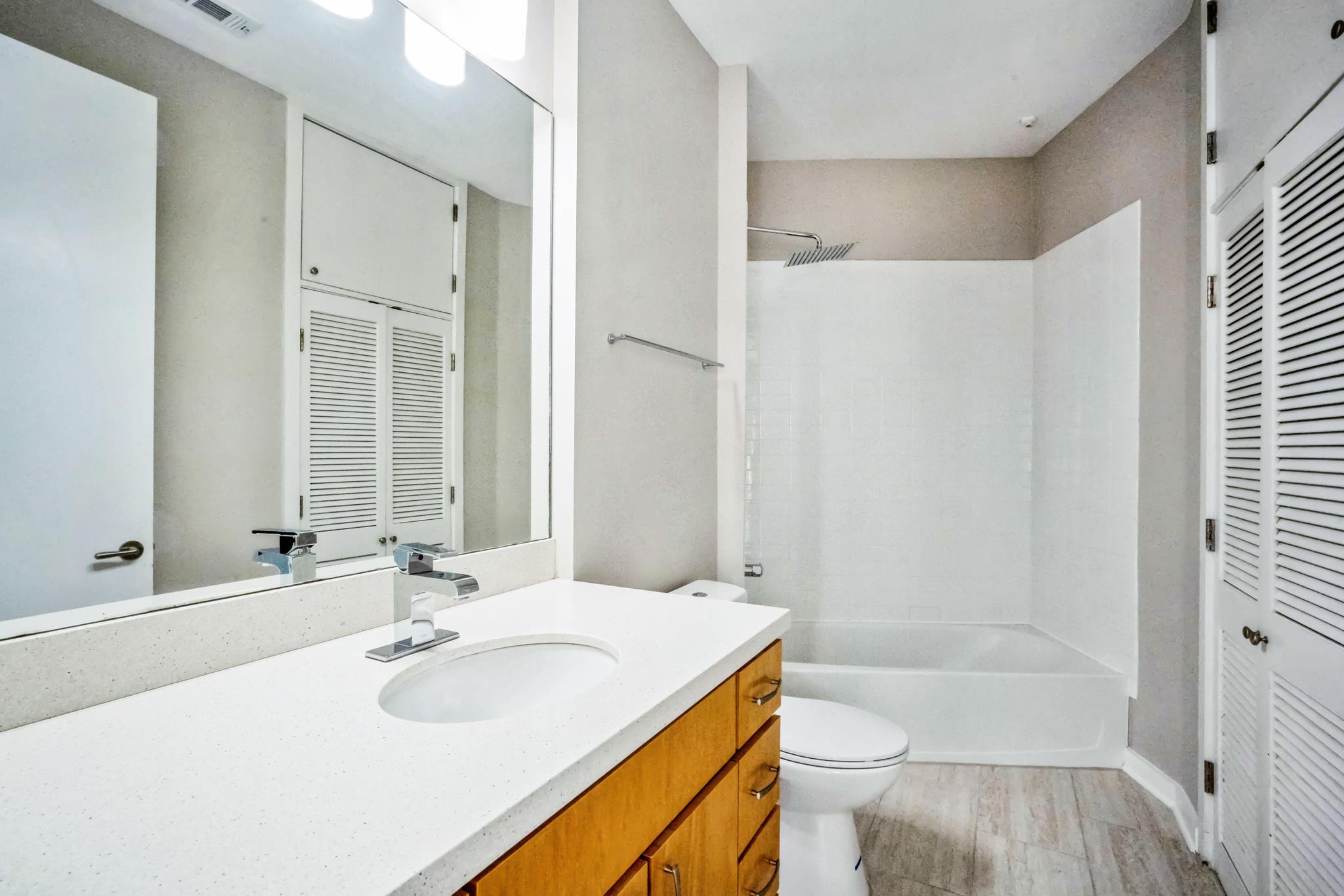 507 Sabine St 1010 Property Photo 13