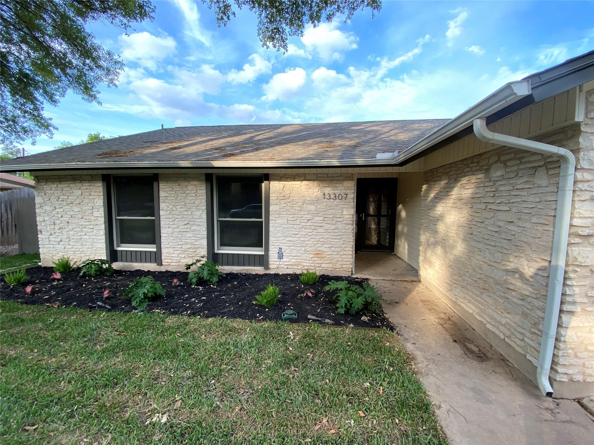13307 Effingham St Property Photo 3