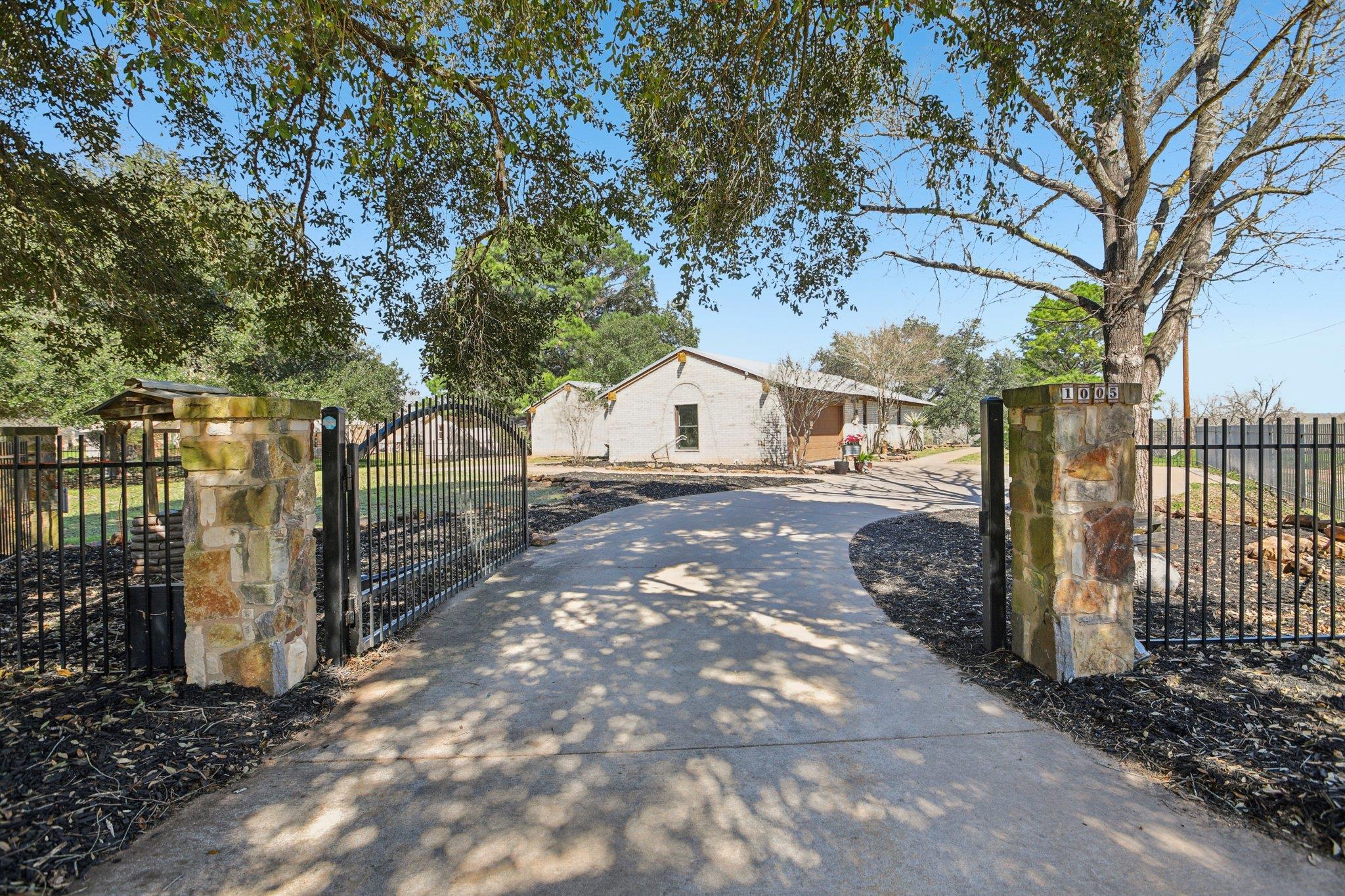 1005 Colorado St Property Photo 1