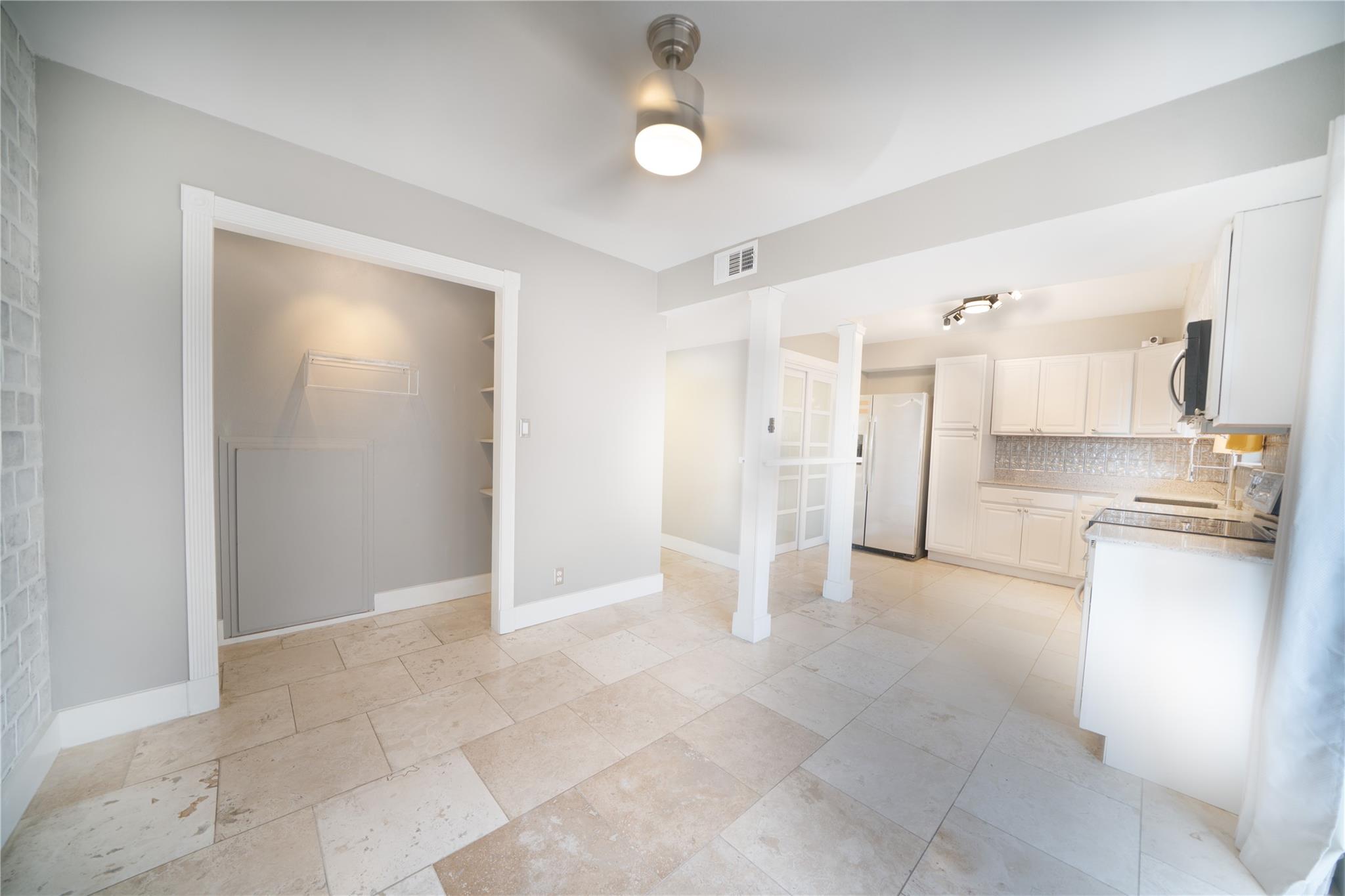 500 E Riverside Dr #242 Property Photo 6