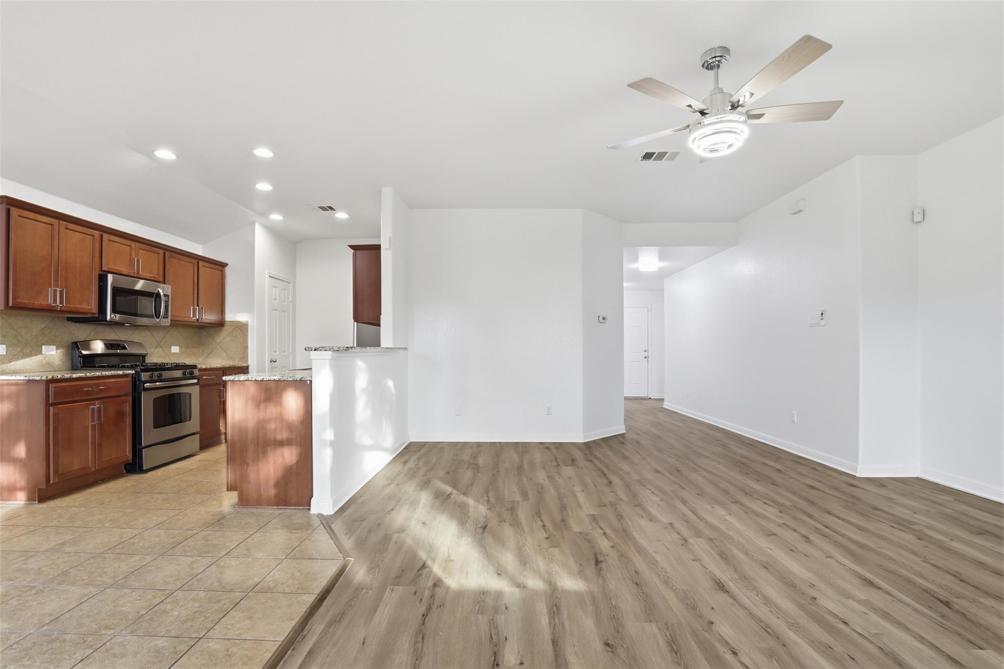 448 Nottingham Loop Property Photo 4