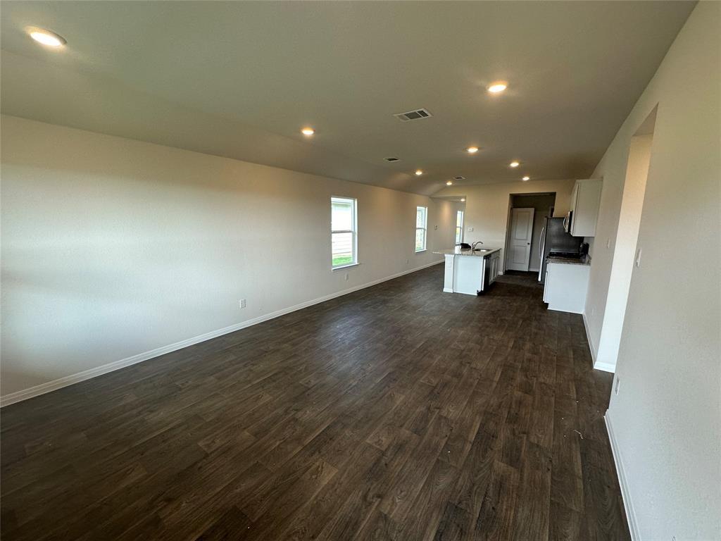 563 Evergreen Sumac Loop Property Photo 4