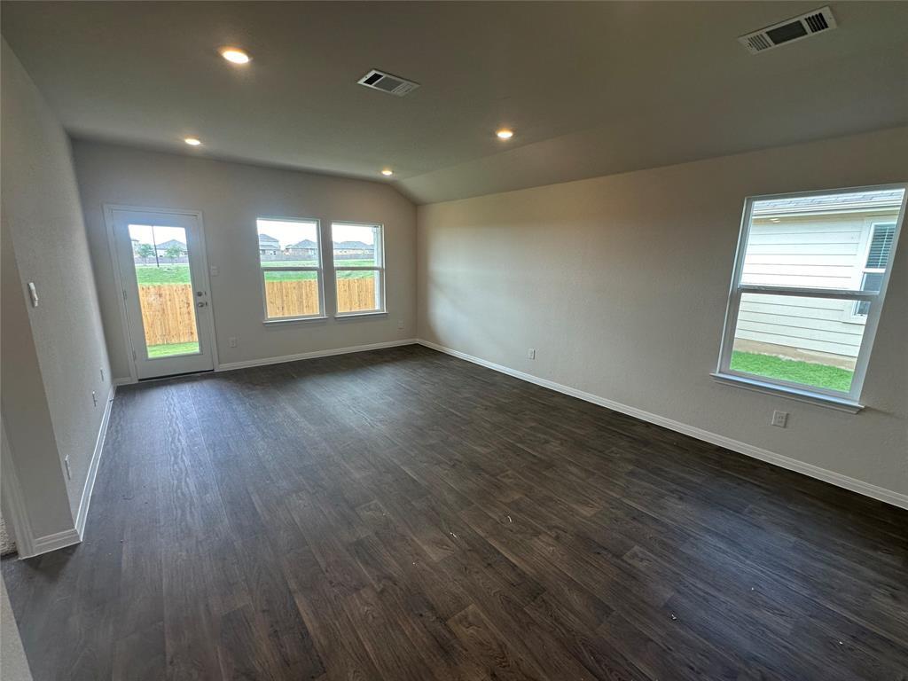 563 Evergreen Sumac Loop Property Photo 5